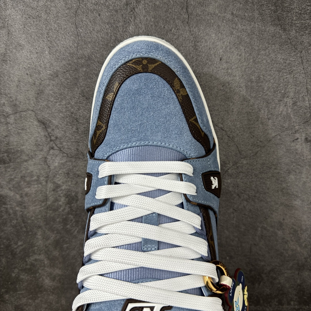 图片[5]-【纯原礼盒版本】LV Louis Vuitton Trainer 低帮休闲板鞋 代购级别 ZP级全套包装 原版购入历时近两个月开发打造！ 经典多拼色超好看 原版完美楦型 调试了两个月 鞋面独家订制压纹粒面小牛皮 大底TPU、模具费2w+ 质感媲美原版 垫脚聚米微料加透气英伦网布 细节原版一致 ❗️请注意区分市面通货材料 版型 包装配件 尺码： 39 40 41 42 43 44 45 46-选品中心