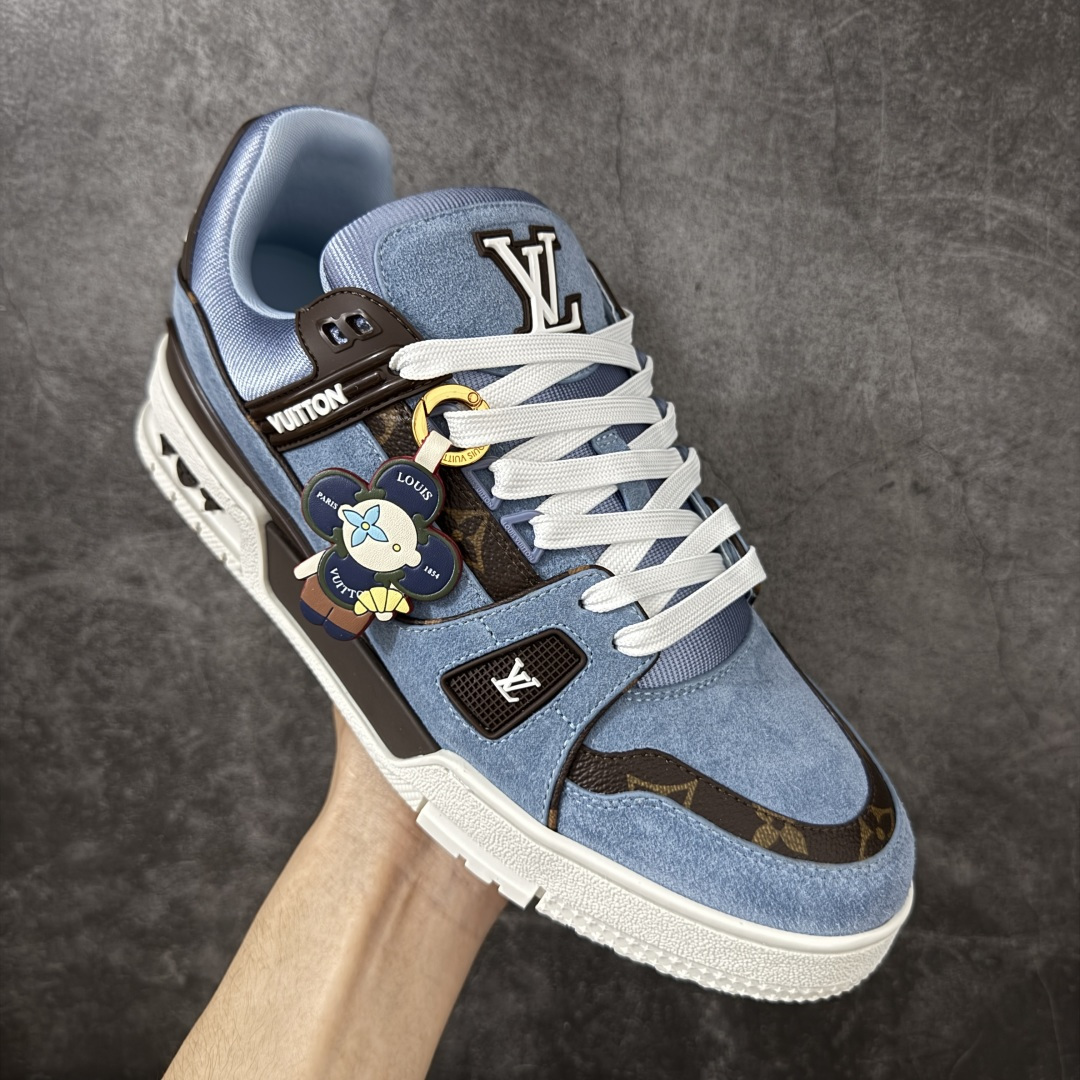 图片[3]-【纯原礼盒版本】LV Louis Vuitton Trainer 低帮休闲板鞋 代购级别 ZP级全套包装 原版购入历时近两个月开发打造！ 经典多拼色超好看 原版完美楦型 调试了两个月 鞋面独家订制压纹粒面小牛皮 大底TPU、模具费2w+ 质感媲美原版 垫脚聚米微料加透气英伦网布 细节原版一致 ❗️请注意区分市面通货材料 版型 包装配件 尺码： 39 40 41 42 43 44 45 46-选品中心