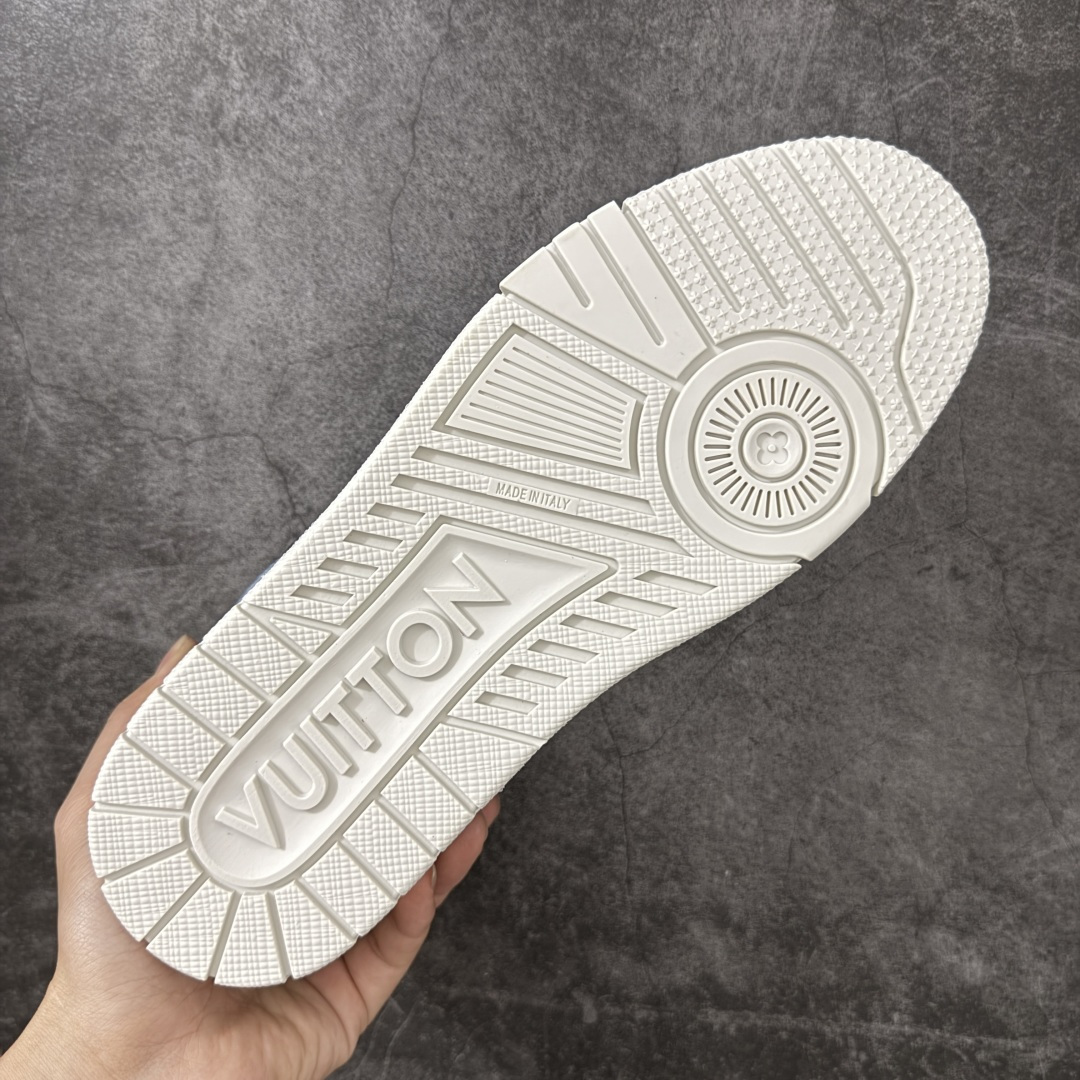 图片[9]-【纯原礼盒版本】LV Louis Vuitton Trainer 低帮休闲板鞋 代购级别 ZP级全套包装 原版购入历时近两个月开发打造！ 经典多拼色超好看 原版完美楦型 调试了两个月 鞋面独家订制压纹粒面小牛皮 大底TPU、模具费2w+ 质感媲美原版 垫脚聚米微料加透气英伦网布 细节原版一致 ❗️请注意区分市面通货材料 版型 包装配件 尺码： 39 40 41 42 43 44 45 46-选品中心