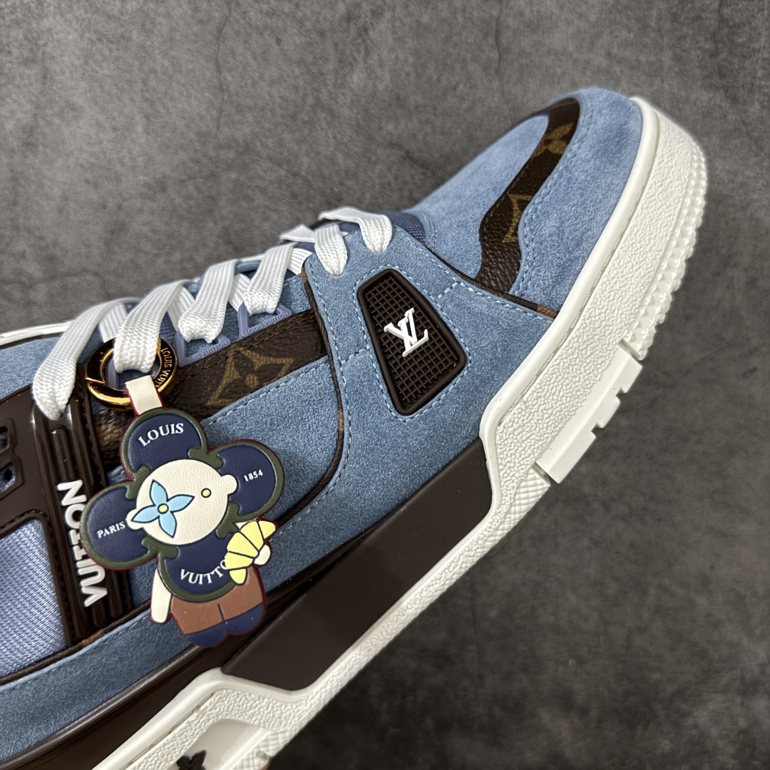 图片[6]-【纯原礼盒版本】LV Louis Vuitton Trainer 低帮休闲板鞋 代购级别 ZP级全套包装 原版购入历时近两个月开发打造！ 经典多拼色超好看 原版完美楦型 调试了两个月 鞋面独家订制压纹粒面小牛皮 大底TPU、模具费2w+ 质感媲美原版 垫脚聚米微料加透气英伦网布 细节原版一致 ❗️请注意区分市面通货材料 版型 包装配件 尺码： 39 40 41 42 43 44 45 46-选品中心