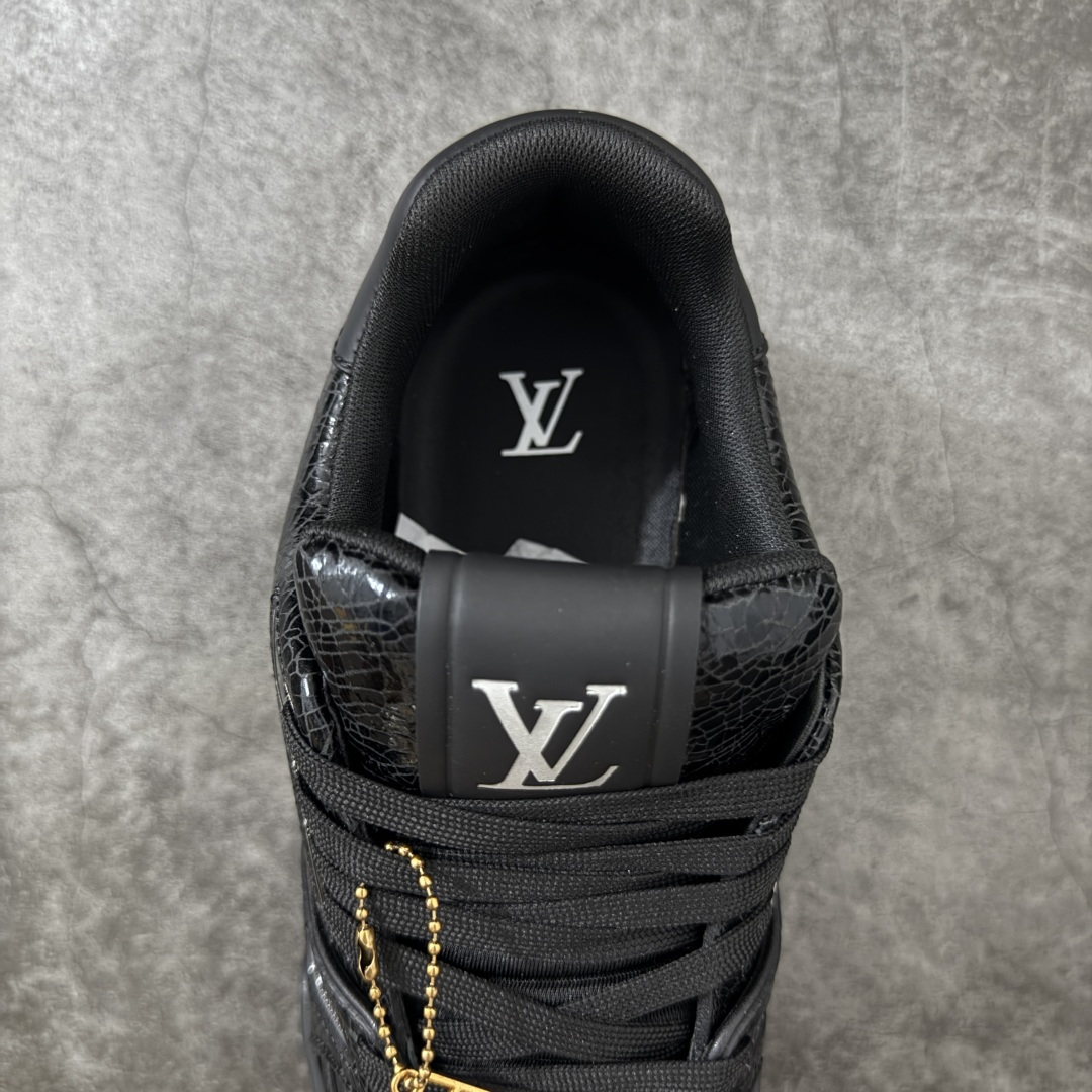 图片[8]-【纯原礼盒版本】LV Louis Vuitton Trainer 低帮休闲板鞋 代购级别 ZP级全套包装 原版购入历时近两个月开发打造！ 经典多拼色超好看 原版完美楦型 调试了两个月 鞋面独家订制压纹粒面小牛皮 大底TPU、模具费2w+ 质感媲美原版 垫脚聚米微料加透气英伦网布 细节原版一致 ❗️请注意区分市面通货材料 版型 包装配件 尺码： 39 40 41 42 43 44 45 46-选品中心