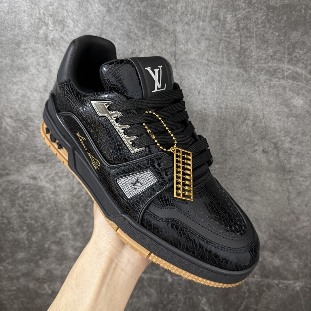 图片[3]-【纯原礼盒版本】LV Louis Vuitton Trainer 低帮休闲板鞋 代购级别 ZP级全套包装 原版购入历时近两个月开发打造！ 经典多拼色超好看 原版完美楦型 调试了两个月 鞋面独家订制压纹粒面小牛皮 大底TPU、模具费2w+ 质感媲美原版 垫脚聚米微料加透气英伦网布 细节原版一致 ❗️请注意区分市面通货材料 版型 包装配件 尺码： 39 40 41 42 43 44 45 46-选品中心