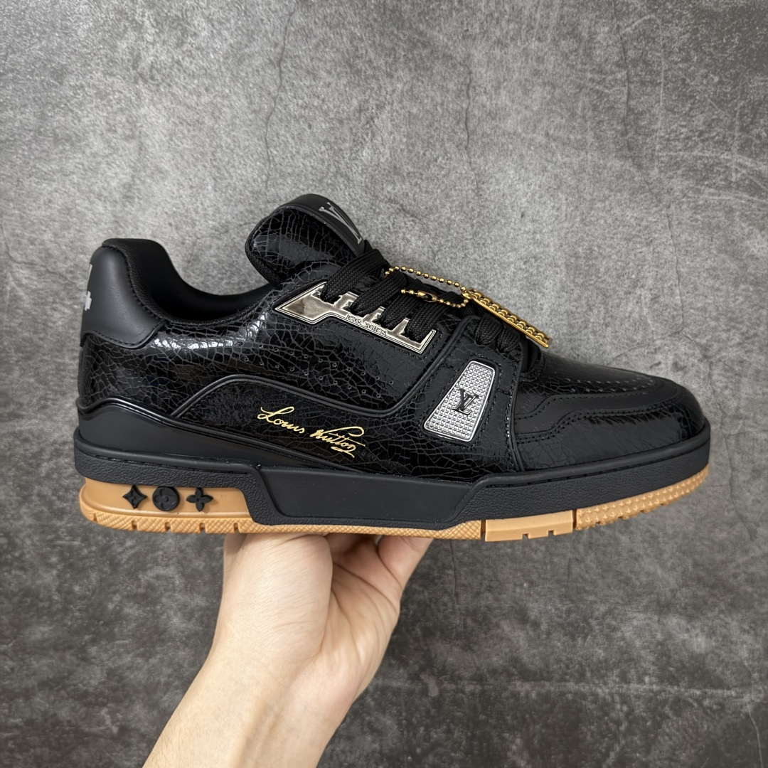 【纯原礼盒版本】LV Louis Vuitton Trainer 低帮休闲板鞋 代购级别 ZP级全套包装 原版购入历时近两个月开发打造！ 经典多拼色超好看 原版完美楦型 调试了两个月 鞋面独家订制压纹粒面小牛皮 大底TPU、模具费2w+ 质感媲美原版 垫脚聚米微料加透气英伦网布 细节原版一致 ❗️请注意区分市面通货材料 版型 包装配件 尺码： 39 40 41 42 43 44 45 46-选品中心