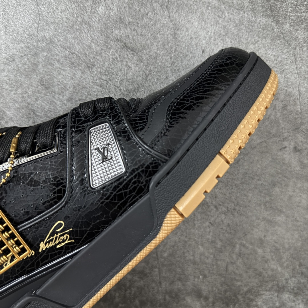 图片[6]-【纯原礼盒版本】LV Louis Vuitton Trainer 低帮休闲板鞋 代购级别 ZP级全套包装 原版购入历时近两个月开发打造！ 经典多拼色超好看 原版完美楦型 调试了两个月 鞋面独家订制压纹粒面小牛皮 大底TPU、模具费2w+ 质感媲美原版 垫脚聚米微料加透气英伦网布 细节原版一致 ❗️请注意区分市面通货材料 版型 包装配件 尺码： 39 40 41 42 43 44 45 46-选品中心