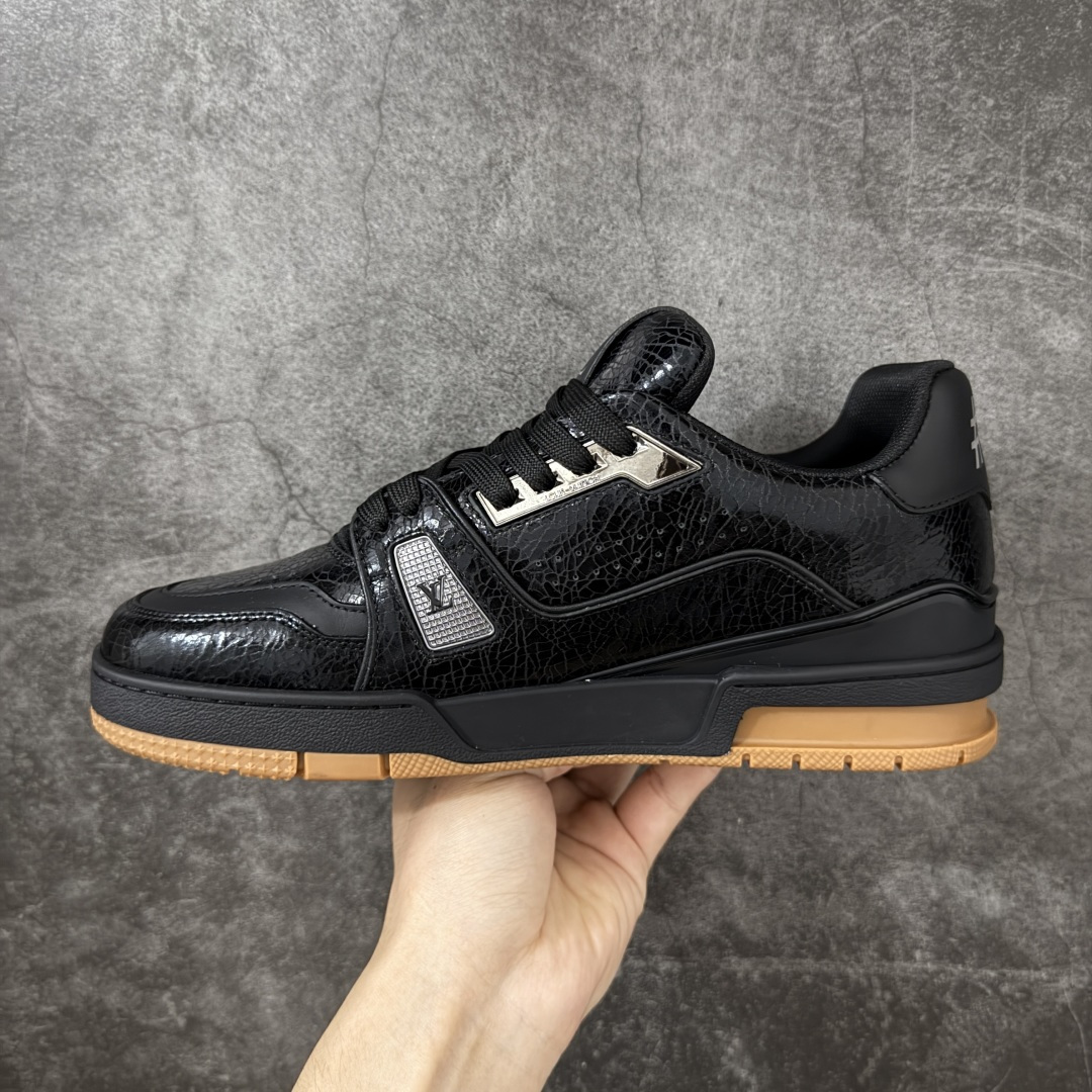 图片[2]-【纯原礼盒版本】LV Louis Vuitton Trainer 低帮休闲板鞋 代购级别 ZP级全套包装 原版购入历时近两个月开发打造！ 经典多拼色超好看 原版完美楦型 调试了两个月 鞋面独家订制压纹粒面小牛皮 大底TPU、模具费2w+ 质感媲美原版 垫脚聚米微料加透气英伦网布 细节原版一致 ❗️请注意区分市面通货材料 版型 包装配件 尺码： 39 40 41 42 43 44 45 46-选品中心