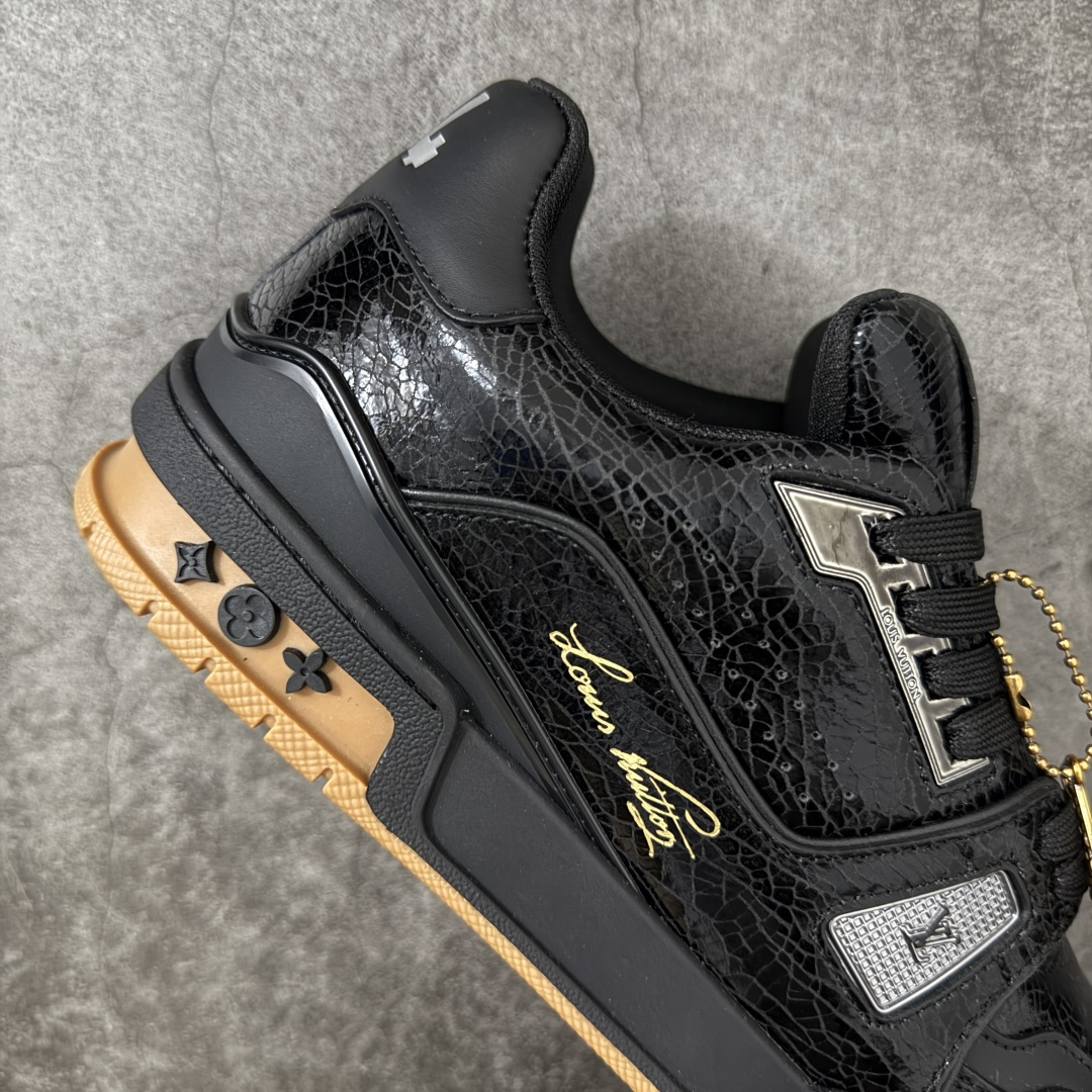 图片[7]-【纯原礼盒版本】LV Louis Vuitton Trainer 低帮休闲板鞋 代购级别 ZP级全套包装 原版购入历时近两个月开发打造！ 经典多拼色超好看 原版完美楦型 调试了两个月 鞋面独家订制压纹粒面小牛皮 大底TPU、模具费2w+ 质感媲美原版 垫脚聚米微料加透气英伦网布 细节原版一致 ❗️请注意区分市面通货材料 版型 包装配件 尺码： 39 40 41 42 43 44 45 46-选品中心