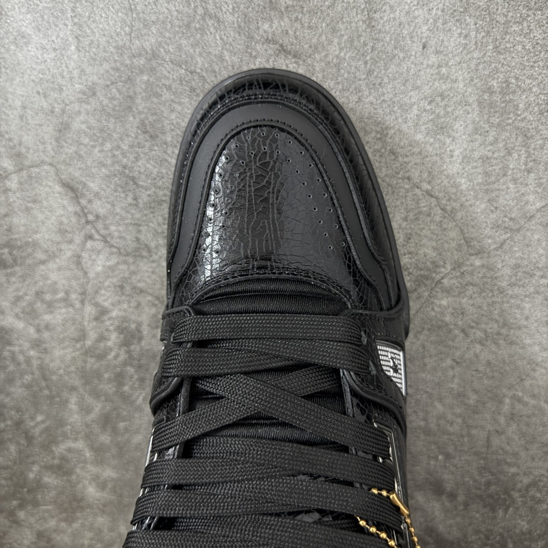 图片[5]-【纯原礼盒版本】LV Louis Vuitton Trainer 低帮休闲板鞋 代购级别 ZP级全套包装 原版购入历时近两个月开发打造！ 经典多拼色超好看 原版完美楦型 调试了两个月 鞋面独家订制压纹粒面小牛皮 大底TPU、模具费2w+ 质感媲美原版 垫脚聚米微料加透气英伦网布 细节原版一致 ❗️请注意区分市面通货材料 版型 包装配件 尺码： 39 40 41 42 43 44 45 46-选品中心