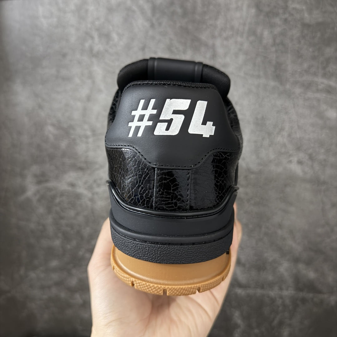 图片[4]-【纯原礼盒版本】LV Louis Vuitton Trainer 低帮休闲板鞋 代购级别 ZP级全套包装 原版购入历时近两个月开发打造！ 经典多拼色超好看 原版完美楦型 调试了两个月 鞋面独家订制压纹粒面小牛皮 大底TPU、模具费2w+ 质感媲美原版 垫脚聚米微料加透气英伦网布 细节原版一致 ❗️请注意区分市面通货材料 版型 包装配件 尺码： 39 40 41 42 43 44 45 46-选品中心