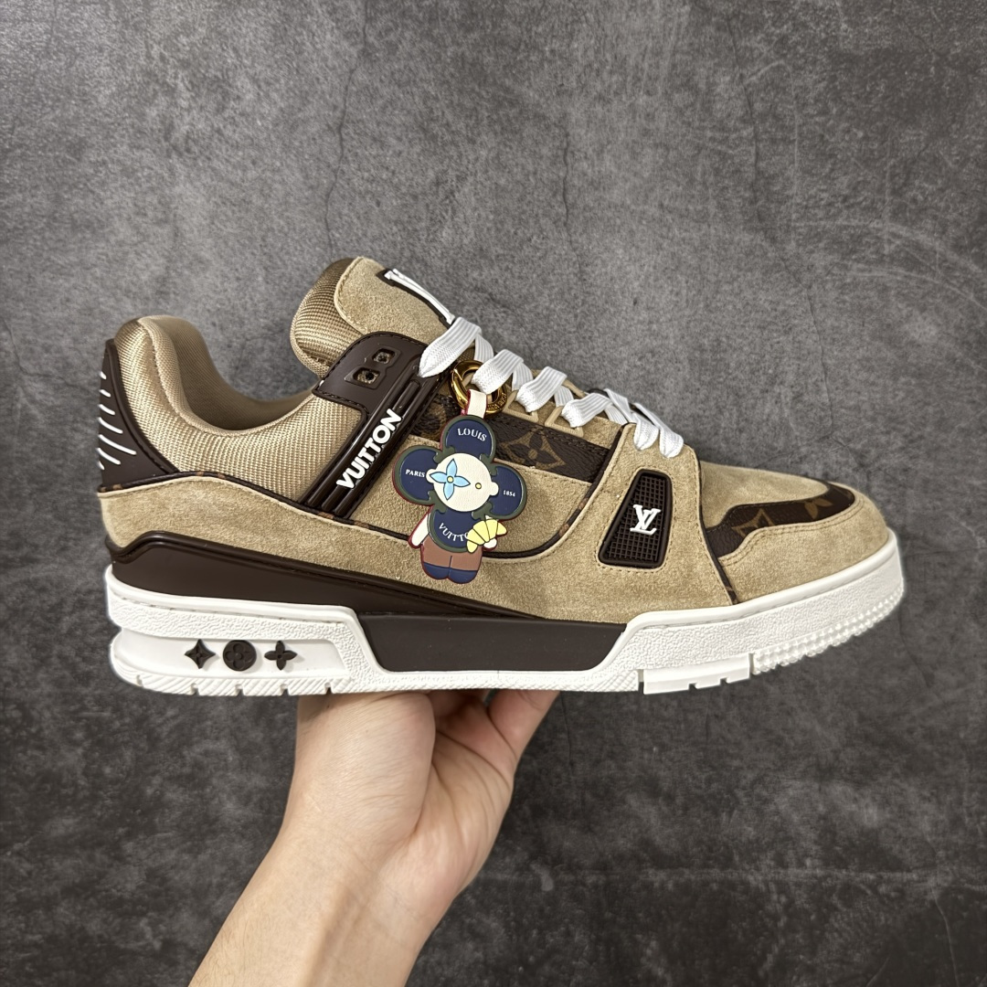 【纯原礼盒版本】LV Louis Vuitton Trainer 低帮休闲板鞋 代购级别 ZP级全套包装 原版购入历时近两个月开发打造！ 经典多拼色超好看 原版完美楦型 调试了两个月 鞋面独家订制压纹粒面小牛皮 大底TPU、模具费2w+ 质感媲美原版 垫脚聚米微料加透气英伦网布 细节原版一致 ❗️请注意区分市面通货材料 版型 包装配件 尺码： 39 40 41 42 43 44 45 46-选品中心