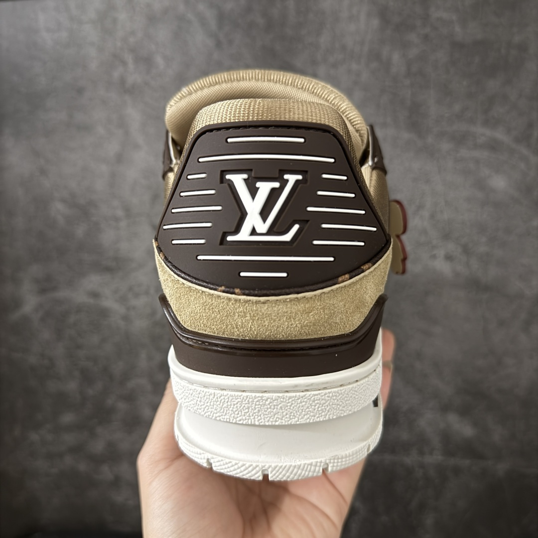 图片[4]-【纯原礼盒版本】LV Louis Vuitton Trainer 低帮休闲板鞋 代购级别 ZP级全套包装 原版购入历时近两个月开发打造！ 经典多拼色超好看 原版完美楦型 调试了两个月 鞋面独家订制压纹粒面小牛皮 大底TPU、模具费2w+ 质感媲美原版 垫脚聚米微料加透气英伦网布 细节原版一致 ❗️请注意区分市面通货材料 版型 包装配件 尺码： 39 40 41 42 43 44 45 46-选品中心