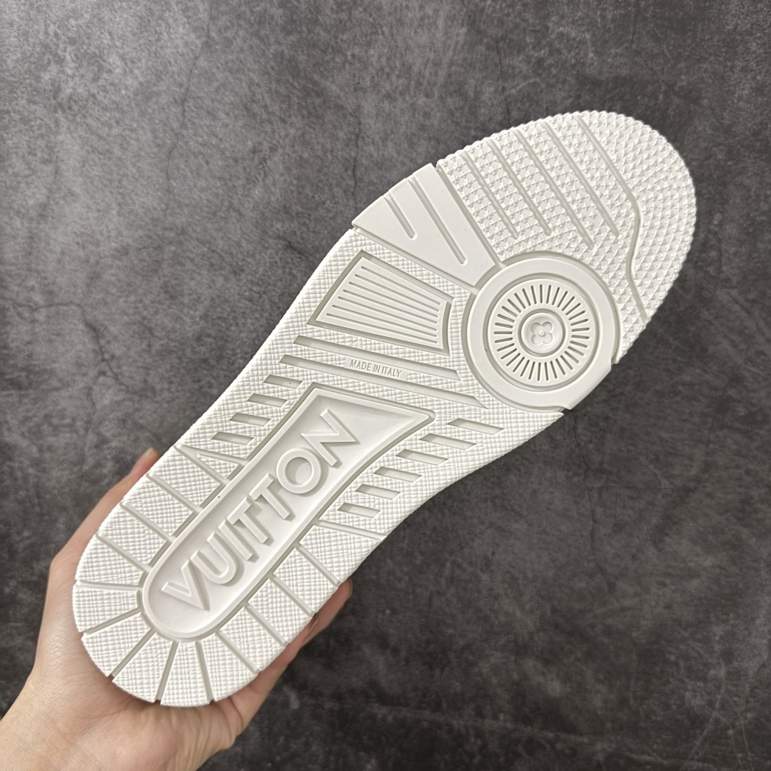 图片[9]-【纯原礼盒版本】LV Louis Vuitton Trainer 低帮休闲板鞋 代购级别 ZP级全套包装 原版购入历时近两个月开发打造！ 经典多拼色超好看 原版完美楦型 调试了两个月 鞋面独家订制压纹粒面小牛皮 大底TPU、模具费2w+ 质感媲美原版 垫脚聚米微料加透气英伦网布 细节原版一致 ❗️请注意区分市面通货材料 版型 包装配件 尺码： 39 40 41 42 43 44 45 46-选品中心
