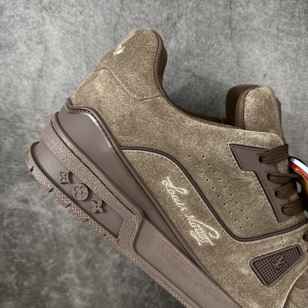 图片[7]-【纯原礼盒版本】LV Louis Vuitton Trainer 低帮休闲板鞋 代购级别 ZP级全套包装 原版购入历时近两个月开发打造！ 经典多拼色超好看 原版完美楦型 调试了两个月 鞋面独家订制压纹粒面小牛皮 大底TPU、模具费2w+ 质感媲美原版 垫脚聚米微料加透气英伦网布 细节原版一致 ❗️请注意区分市面通货材料 版型 包装配件 尺码： 39 40 41 42 43 44 45 46-选品中心