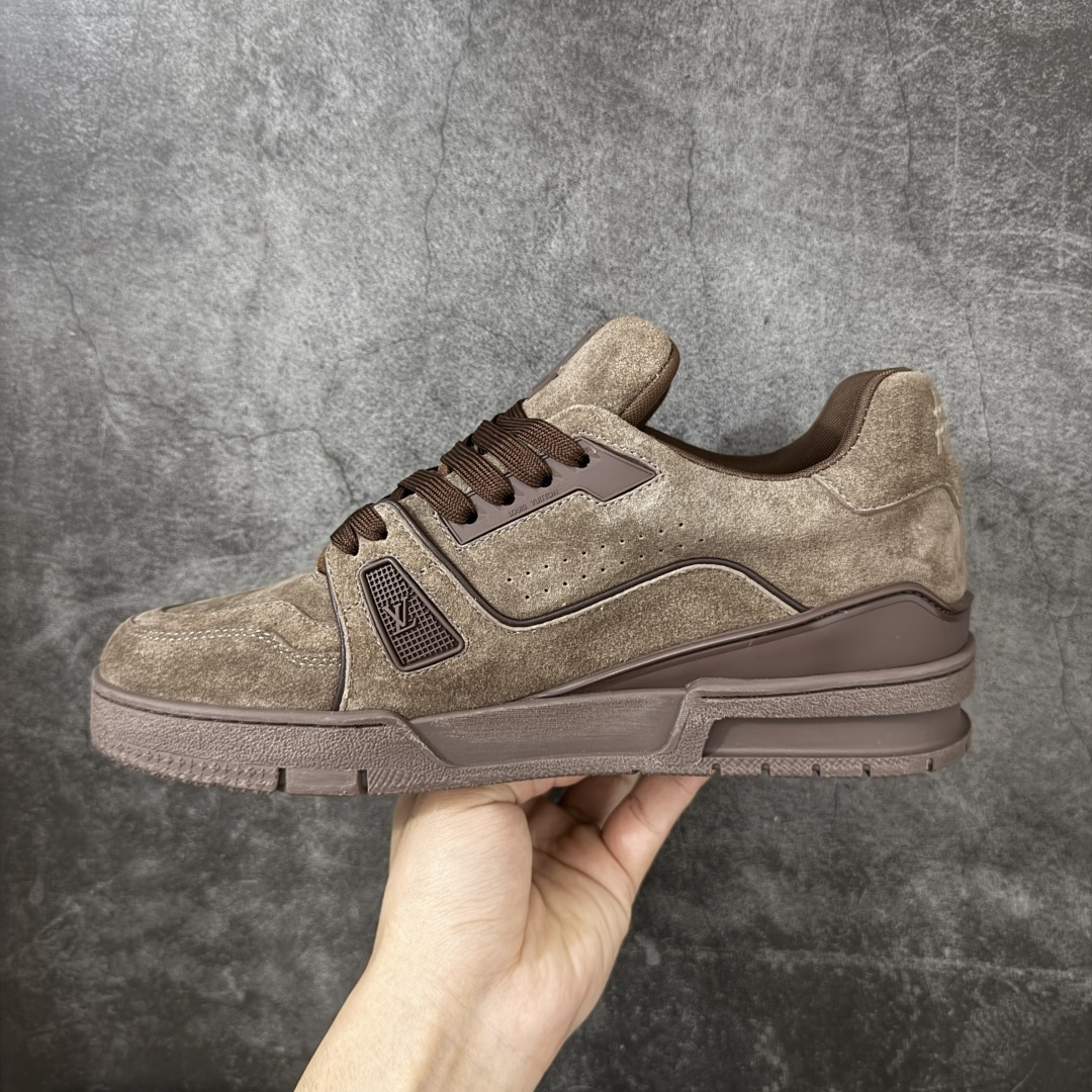 图片[2]-【纯原礼盒版本】LV Louis Vuitton Trainer 低帮休闲板鞋 代购级别 ZP级全套包装 原版购入历时近两个月开发打造！ 经典多拼色超好看 原版完美楦型 调试了两个月 鞋面独家订制压纹粒面小牛皮 大底TPU、模具费2w+ 质感媲美原版 垫脚聚米微料加透气英伦网布 细节原版一致 ❗️请注意区分市面通货材料 版型 包装配件 尺码： 39 40 41 42 43 44 45 46-选品中心