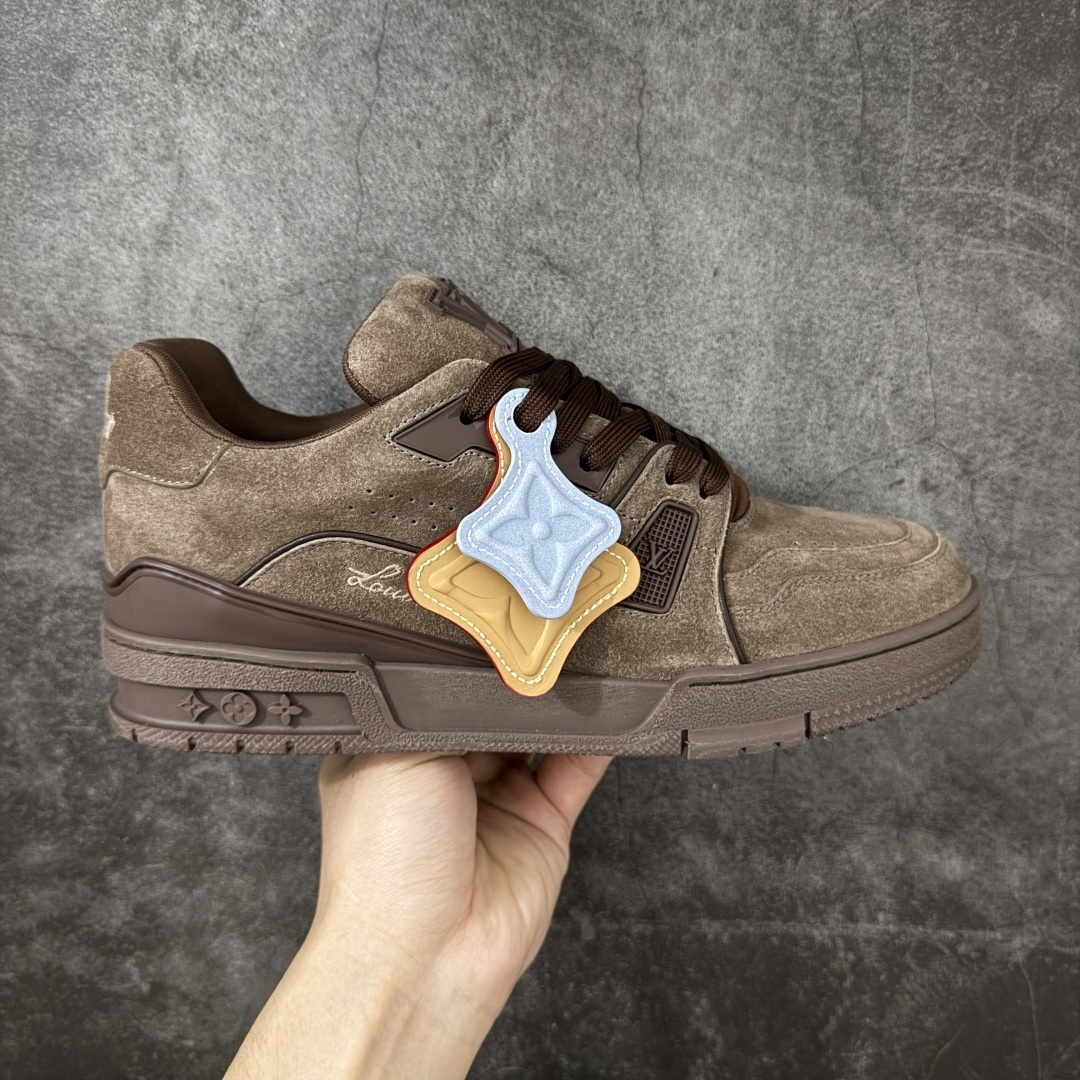 【纯原礼盒版本】LV Louis Vuitton Trainer 低帮休闲板鞋 代购级别 ZP级全套包装 原版购入历时近两个月开发打造！ 经典多拼色超好看 原版完美楦型 调试了两个月 鞋面独家订制压纹粒面小牛皮 大底TPU、模具费2w+ 质感媲美原版 垫脚聚米微料加透气英伦网布 细节原版一致 ❗️请注意区分市面通货材料 版型 包装配件 尺码： 39 40 41 42 43 44 45 46-选品中心