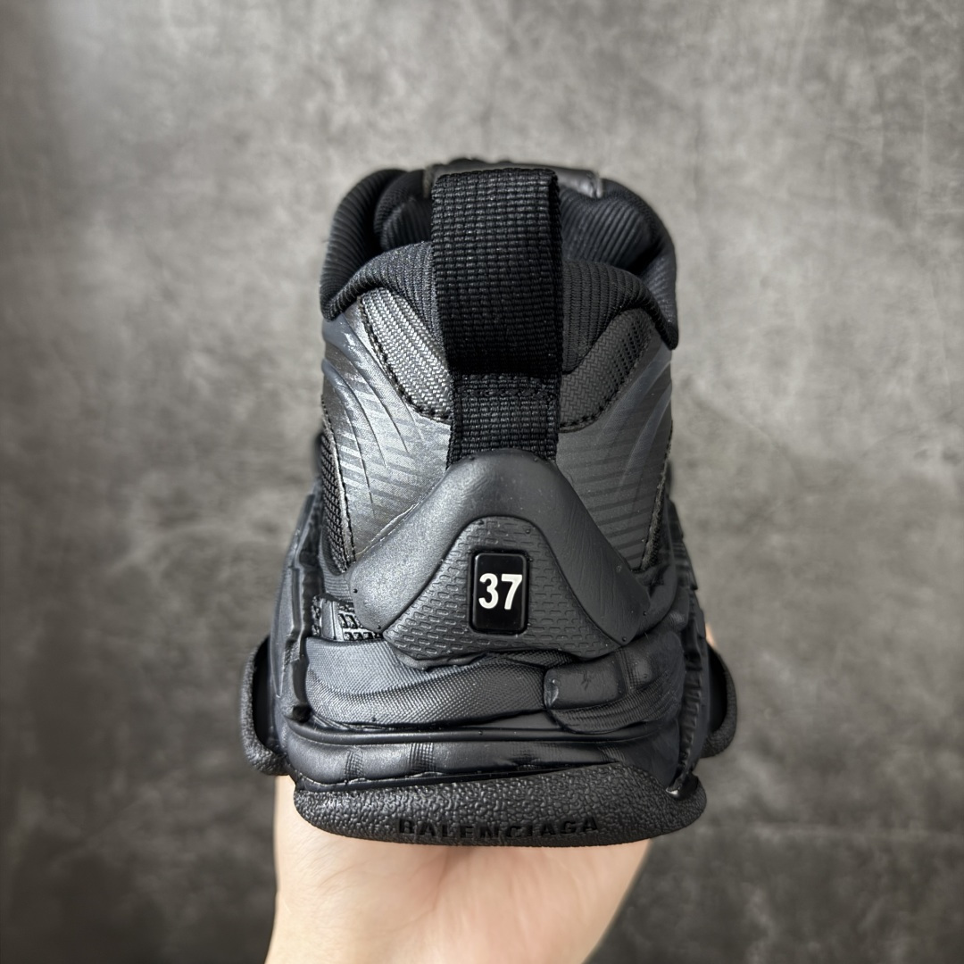 图片[4]-【XA版本】Balenciaga巴黎世家 Triple S .2 厚底系带 低帮 老爹鞋 Balenciaga是由被誉为代表二十世纪的伟大天才设计师 CristobalBalenciaga 创立的，在品牌创立的大半个世纪以来，巴黎世家一直以时尚、典雅闻名于时装界，它的主题产品有女士和男士提包、机车包、鞋子和时装，在15年王大仁卸任品牌设计师后，品牌的风格发生了翻天覆地的变化，凭借着人气超高的街头风T恤、老爹鞋等迅速霸屏各大时装周和时尚圈 货号：865849WTRS21011 尺码：35 36 37 38 39 40 41 42 43 44 45 46-选品中心