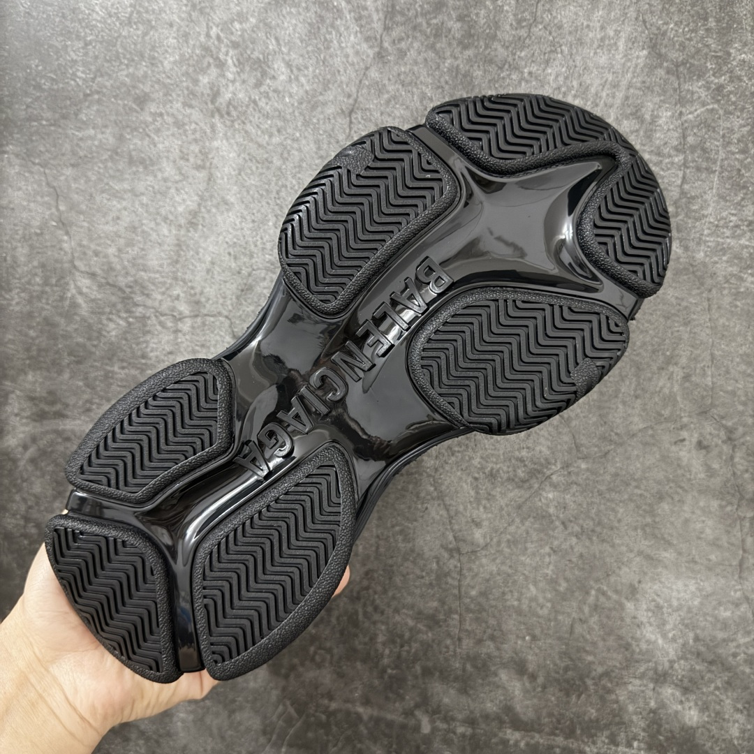 图片[9]-【XA版本】Balenciaga巴黎世家 Triple S .2 厚底系带 低帮 老爹鞋 Balenciaga是由被誉为代表二十世纪的伟大天才设计师 CristobalBalenciaga 创立的，在品牌创立的大半个世纪以来，巴黎世家一直以时尚、典雅闻名于时装界，它的主题产品有女士和男士提包、机车包、鞋子和时装，在15年王大仁卸任品牌设计师后，品牌的风格发生了翻天覆地的变化，凭借着人气超高的街头风T恤、老爹鞋等迅速霸屏各大时装周和时尚圈 货号：865849WTRS21011 尺码：35 36 37 38 39 40 41 42 43 44 45 46-选品中心