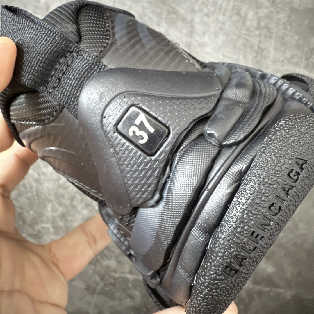 图片[2]-【XA版本】Balenciaga巴黎世家 Triple S .2 厚底系带 低帮 老爹鞋 Balenciaga是由被誉为代表二十世纪的伟大天才设计师 CristobalBalenciaga 创立的，在品牌创立的大半个世纪以来，巴黎世家一直以时尚、典雅闻名于时装界，它的主题产品有女士和男士提包、机车包、鞋子和时装，在15年王大仁卸任品牌设计师后，品牌的风格发生了翻天覆地的变化，凭借着人气超高的街头风T恤、老爹鞋等迅速霸屏各大时装周和时尚圈 货号：865849WTRS21011 尺码：35 36 37 38 39 40 41 42 43 44 45 46-选品中心