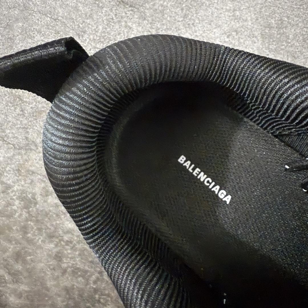 图片[8]-【XA版本】Balenciaga巴黎世家 Triple S .2 厚底系带 低帮 老爹鞋 Balenciaga是由被誉为代表二十世纪的伟大天才设计师 CristobalBalenciaga 创立的，在品牌创立的大半个世纪以来，巴黎世家一直以时尚、典雅闻名于时装界，它的主题产品有女士和男士提包、机车包、鞋子和时装，在15年王大仁卸任品牌设计师后，品牌的风格发生了翻天覆地的变化，凭借着人气超高的街头风T恤、老爹鞋等迅速霸屏各大时装周和时尚圈 货号：865849WTRS21011 尺码：35 36 37 38 39 40 41 42 43 44 45 46-选品中心