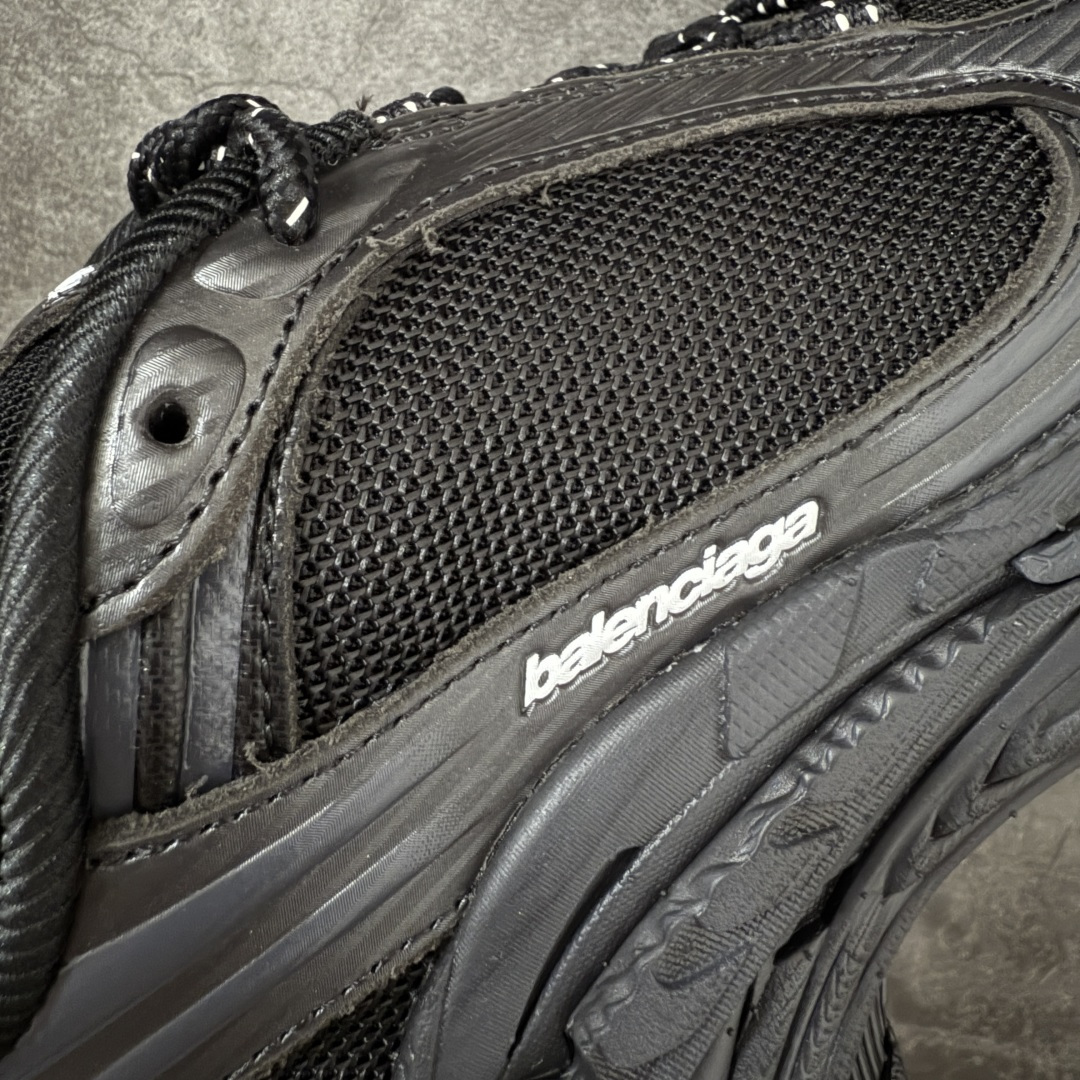 图片[4]-【XA版本】Balenciaga巴黎世家 Triple S .2 厚底系带 低帮 老爹鞋 Balenciaga是由被誉为代表二十世纪的伟大天才设计师 CristobalBalenciaga 创立的，在品牌创立的大半个世纪以来，巴黎世家一直以时尚、典雅闻名于时装界，它的主题产品有女士和男士提包、机车包、鞋子和时装，在15年王大仁卸任品牌设计师后，品牌的风格发生了翻天覆地的变化，凭借着人气超高的街头风T恤、老爹鞋等迅速霸屏各大时装周和时尚圈 货号：865849WTRS21011 尺码：35 36 37 38 39 40 41 42 43 44 45 46-选品中心