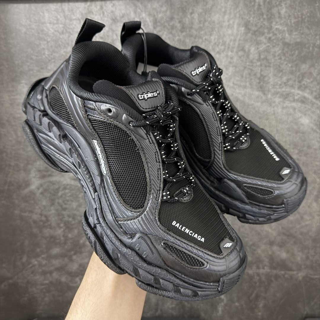 【XA版本】Balenciaga巴黎世家 Triple S .2 厚底系带 低帮 老爹鞋 Balenciaga是由被誉为代表二十世纪的伟大天才设计师 CristobalBalenciaga 创立的，在品牌创立的大半个世纪以来，巴黎世家一直以时尚、典雅闻名于时装界，它的主题产品有女士和男士提包、机车包、鞋子和时装，在15年王大仁卸任品牌设计师后，品牌的风格发生了翻天覆地的变化，凭借着人气超高的街头风T恤、老爹鞋等迅速霸屏各大时装周和时尚圈 货号：865849WTRS21011 尺码：35 36 37 38 39 40 41 42 43 44 45 46-选品中心