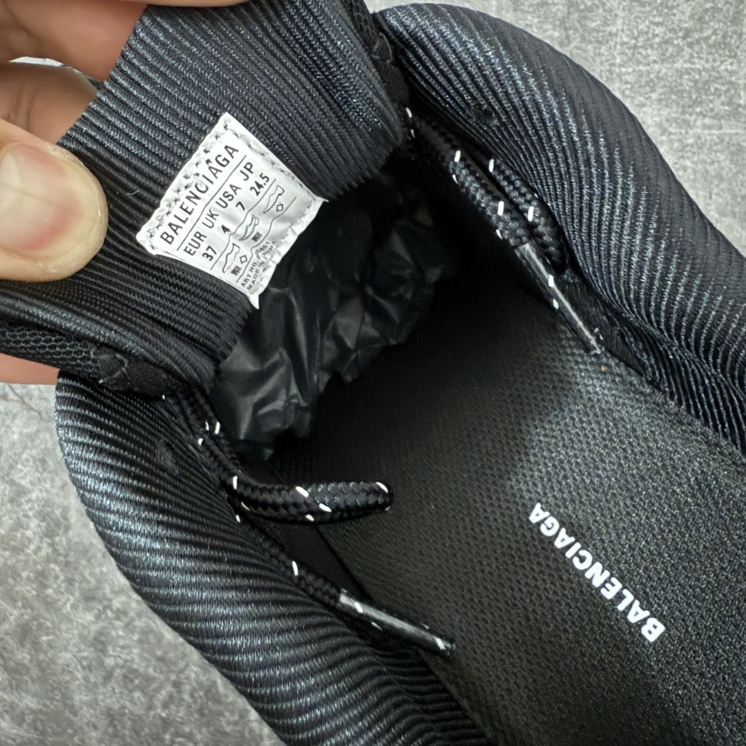 图片[7]-【XA版本】Balenciaga巴黎世家 Triple S .2 厚底系带 低帮 老爹鞋 Balenciaga是由被誉为代表二十世纪的伟大天才设计师 CristobalBalenciaga 创立的，在品牌创立的大半个世纪以来，巴黎世家一直以时尚、典雅闻名于时装界，它的主题产品有女士和男士提包、机车包、鞋子和时装，在15年王大仁卸任品牌设计师后，品牌的风格发生了翻天覆地的变化，凭借着人气超高的街头风T恤、老爹鞋等迅速霸屏各大时装周和时尚圈 货号：865849WTRS21011 尺码：35 36 37 38 39 40 41 42 43 44 45 46-选品中心