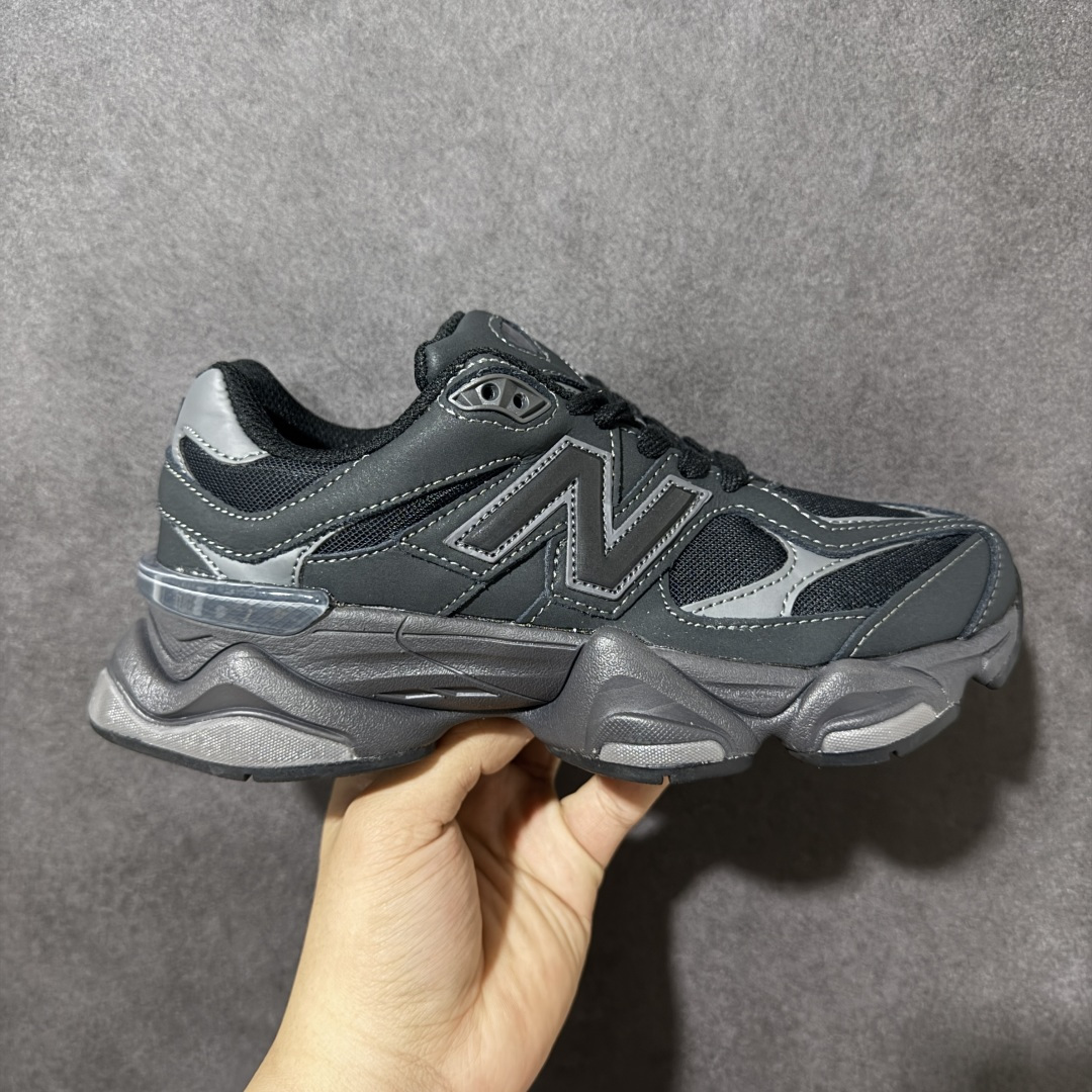 【公司级】New Balance 9060系列 新百伦 复古休闲运动慢跑鞋 鞋面大身由空间双格及磨砂鞋面拼接而生 采用大面积网眼以及麂皮材质覆盖鞋身 还原经典气质 搭载ABZORB避震科技 由泡沫聚酯制成 上脚可以有效减少由鞋底反弹对身体及双腿的冲击力 货号：U906079E 尺码：36 37 37.5 38 38.5 39.5 40 40.5 41.5 42 42.5 43 44 45-选品中心