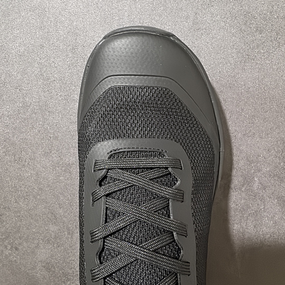 图片[5]-【公司级版】始祖鸟ArcTeryx Kopec GTX M 覆盖透气男越野跑鞋 金标刺绣 正确后跟刺绣 完美细节版型 官方同步上架 适合技术路线单日徒步穿着 aeriosflgtx鞋受到长途野外跑步鞋的启发 适合在变化的地形上进行快速轻快的徒步旅行穿着，舒适而有支撑性，使您充满信心。该设计与脚部融为一体，可最大限度地减少摩擦，gore-tex保护膜网砂，采用gore隐形适体(invisiblefit)技术，更轻薄舒适。敏捷、稳定和技术路线上的自信源于vibram® megagrip外底、压缩eva内底以及一体的tpu。重量约：275g技术特点透气轻量耐磨鞋子鞋外底结构vibram®megagripM橡胶化合材料耐用柔软鞋子结构tpu鞋头可防磨损压缩eva泡沫内底以及一体的tpu铁芯提高了灵活性和稳定性，使您充满信心鞋子衬垫结构4mm厚ortholiteM3d模制插片材料gore-tex薄膜tpu高耐磨保护膜cordura® MX 尺码：39-45 编码： JTB310320-选品中心