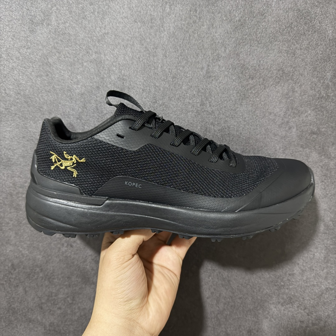 【公司级版】始祖鸟ArcTeryx Kopec GTX M 覆盖透气男越野跑鞋 金标刺绣 正确后跟刺绣 完美细节版型 官方同步上架 适合技术路线单日徒步穿着 aeriosflgtx鞋受到长途野外跑步鞋的启发 适合在变化的地形上进行快速轻快的徒步旅行穿着，舒适而有支撑性，使您充满信心。该设计与脚部融为一体，可最大限度地减少摩擦，gore-tex保护膜网砂，采用gore隐形适体(invisiblefit)技术，更轻薄舒适。敏捷、稳定和技术路线上的自信源于vibram® megagrip外底、压缩eva内底以及一体的tpu。重量约：275g技术特点透气轻量耐磨鞋子鞋外底结构vibram®megagripM橡胶化合材料耐用柔软鞋子结构tpu鞋头可防磨损压缩eva泡沫内底以及一体的tpu铁芯提高了灵活性和稳定性，使您充满信心鞋子衬垫结构4mm厚ortholiteM3d模制插片材料gore-tex薄膜tpu高耐磨保护膜cordura® MX 尺码：39-45 编码： JTB310320-选品中心