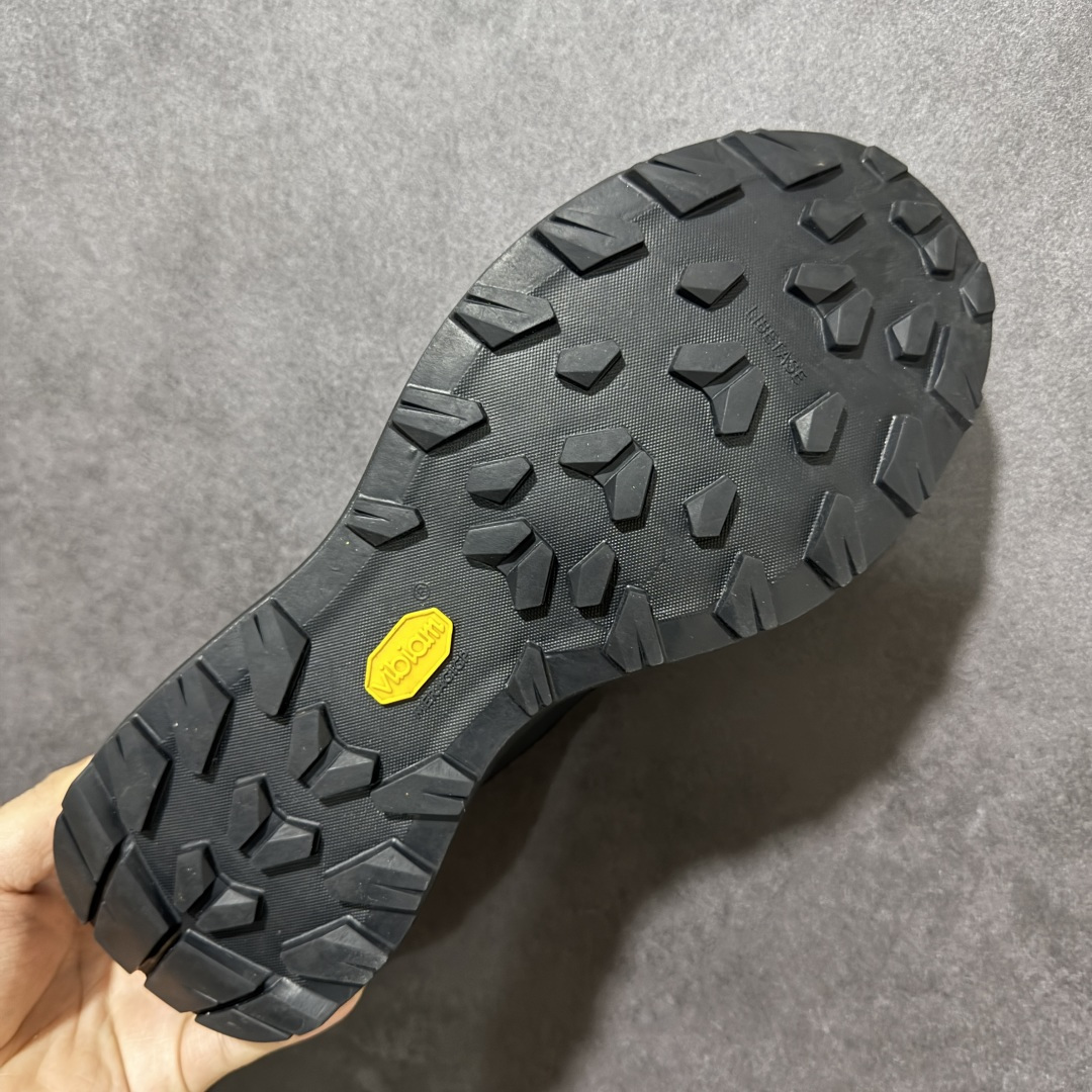 图片[9]-【公司级版】始祖鸟ArcTeryx Kopec GTX M 覆盖透气男越野跑鞋 金标刺绣 正确后跟刺绣 完美细节版型 官方同步上架 适合技术路线单日徒步穿着 aeriosflgtx鞋受到长途野外跑步鞋的启发 适合在变化的地形上进行快速轻快的徒步旅行穿着，舒适而有支撑性，使您充满信心。该设计与脚部融为一体，可最大限度地减少摩擦，gore-tex保护膜网砂，采用gore隐形适体(invisiblefit)技术，更轻薄舒适。敏捷、稳定和技术路线上的自信源于vibram® megagrip外底、压缩eva内底以及一体的tpu。重量约：275g技术特点透气轻量耐磨鞋子鞋外底结构vibram®megagripM橡胶化合材料耐用柔软鞋子结构tpu鞋头可防磨损压缩eva泡沫内底以及一体的tpu铁芯提高了灵活性和稳定性，使您充满信心鞋子衬垫结构4mm厚ortholiteM3d模制插片材料gore-tex薄膜tpu高耐磨保护膜cordura® MX 尺码：39-45 编码： JTB310320-选品中心