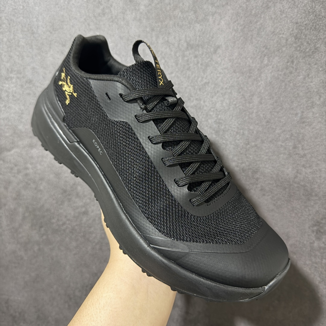 图片[3]-【公司级版】始祖鸟ArcTeryx Kopec GTX M 覆盖透气男越野跑鞋 金标刺绣 正确后跟刺绣 完美细节版型 官方同步上架 适合技术路线单日徒步穿着 aeriosflgtx鞋受到长途野外跑步鞋的启发 适合在变化的地形上进行快速轻快的徒步旅行穿着，舒适而有支撑性，使您充满信心。该设计与脚部融为一体，可最大限度地减少摩擦，gore-tex保护膜网砂，采用gore隐形适体(invisiblefit)技术，更轻薄舒适。敏捷、稳定和技术路线上的自信源于vibram® megagrip外底、压缩eva内底以及一体的tpu。重量约：275g技术特点透气轻量耐磨鞋子鞋外底结构vibram®megagripM橡胶化合材料耐用柔软鞋子结构tpu鞋头可防磨损压缩eva泡沫内底以及一体的tpu铁芯提高了灵活性和稳定性，使您充满信心鞋子衬垫结构4mm厚ortholiteM3d模制插片材料gore-tex薄膜tpu高耐磨保护膜cordura® MX 尺码：39-45 编码： JTB310320-选品中心
