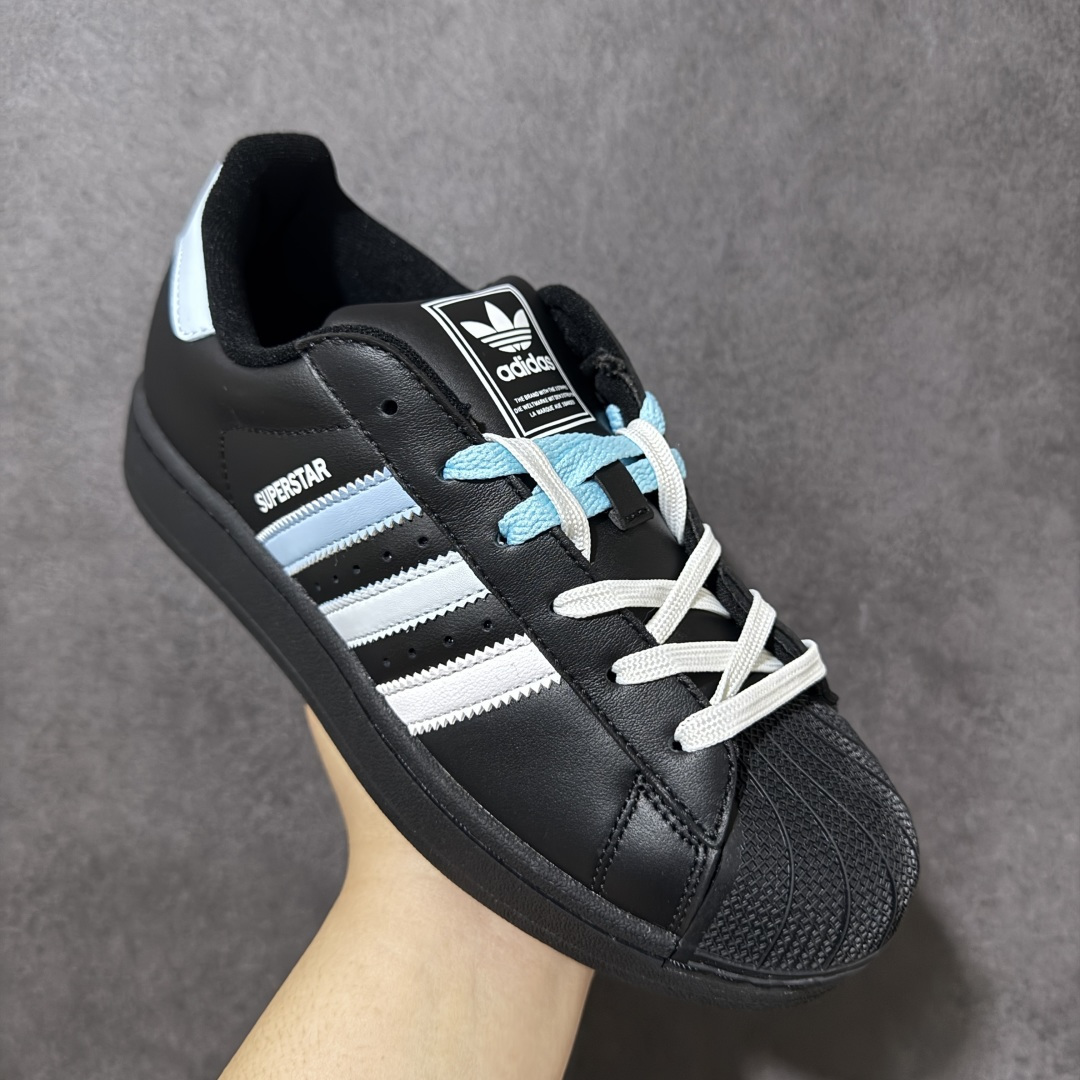 图片[3]-【H11顶级头层版】adidas originals Superstar 2 贝壳头 简约经典 舒适时尚 复古板鞋 男女同款 黑白 货号：JH9977 全新升级版 皮料改进至头层原厂皮 原盒 原底原料 开模打造 原厂织唛鞋标 高精密准度 原楦原纸板开发 匹配原版98%以上 后跟垫棉独家呈现 反口里弧度正确 原厂鞋垫 背胶 后跟电绣针数 与正品一致 原厂皮料 原厂车缝线 质感无敌 皮料切割干净 无任何毛边 清洁度细节完美 进口港宝加持 后跟自然饱满 还原公司包裹性 鞋面采用原装数据贴合技术 全方位贴合包裹脚型 鞋跟部鞋底牵引设计 提供强大的抓地性能 更适应不同实战场地路面 尺码：35.5 36 36.5 37.5 38 38.5 39 40 40.5 41 42 42.5 43 44 45-选品中心