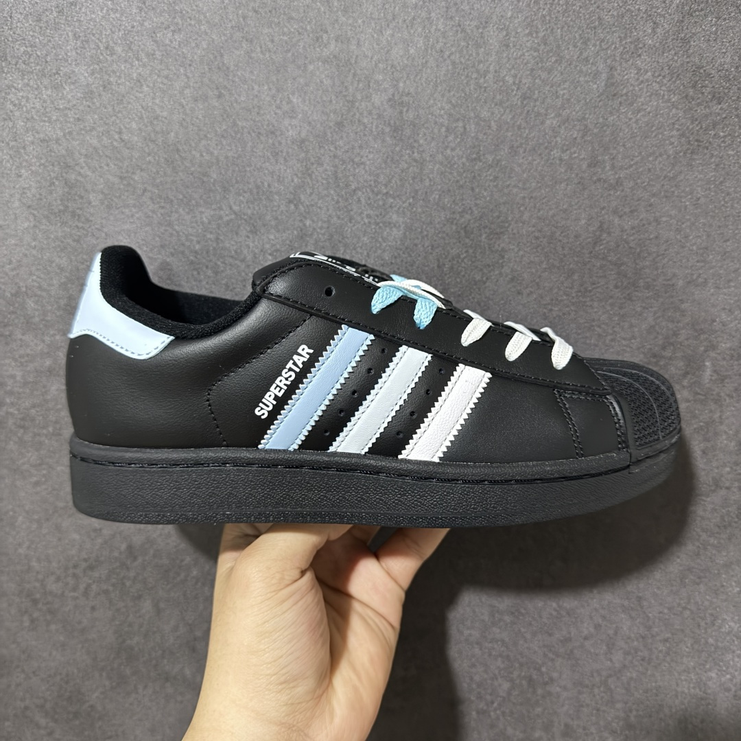 【H11顶级头层版】adidas originals Superstar 2 贝壳头 简约经典 舒适时尚 复古板鞋 男女同款 黑白 货号：JH9977 全新升级版 皮料改进至头层原厂皮 原盒 原底原料 开模打造 原厂织唛鞋标 高精密准度 原楦原纸板开发 匹配原版98%以上 后跟垫棉独家呈现 反口里弧度正确 原厂鞋垫 背胶 后跟电绣针数 与正品一致 原厂皮料 原厂车缝线 质感无敌 皮料切割干净 无任何毛边 清洁度细节完美 进口港宝加持 后跟自然饱满 还原公司包裹性 鞋面采用原装数据贴合技术 全方位贴合包裹脚型 鞋跟部鞋底牵引设计 提供强大的抓地性能 更适应不同实战场地路面 尺码：35.5 36 36.5 37.5 38 38.5 39 40 40.5 41 42 42.5 43 44 45-选品中心