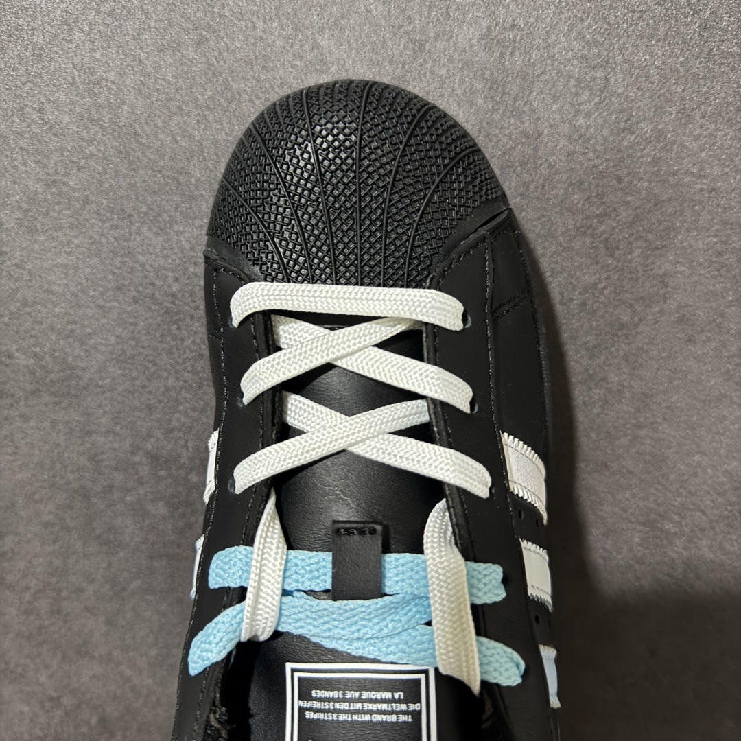 图片[5]-【H11顶级头层版】adidas originals Superstar 2 贝壳头 简约经典 舒适时尚 复古板鞋 男女同款 黑白 货号：JH9977 全新升级版 皮料改进至头层原厂皮 原盒 原底原料 开模打造 原厂织唛鞋标 高精密准度 原楦原纸板开发 匹配原版98%以上 后跟垫棉独家呈现 反口里弧度正确 原厂鞋垫 背胶 后跟电绣针数 与正品一致 原厂皮料 原厂车缝线 质感无敌 皮料切割干净 无任何毛边 清洁度细节完美 进口港宝加持 后跟自然饱满 还原公司包裹性 鞋面采用原装数据贴合技术 全方位贴合包裹脚型 鞋跟部鞋底牵引设计 提供强大的抓地性能 更适应不同实战场地路面 尺码：35.5 36 36.5 37.5 38 38.5 39 40 40.5 41 42 42.5 43 44 45-选品中心