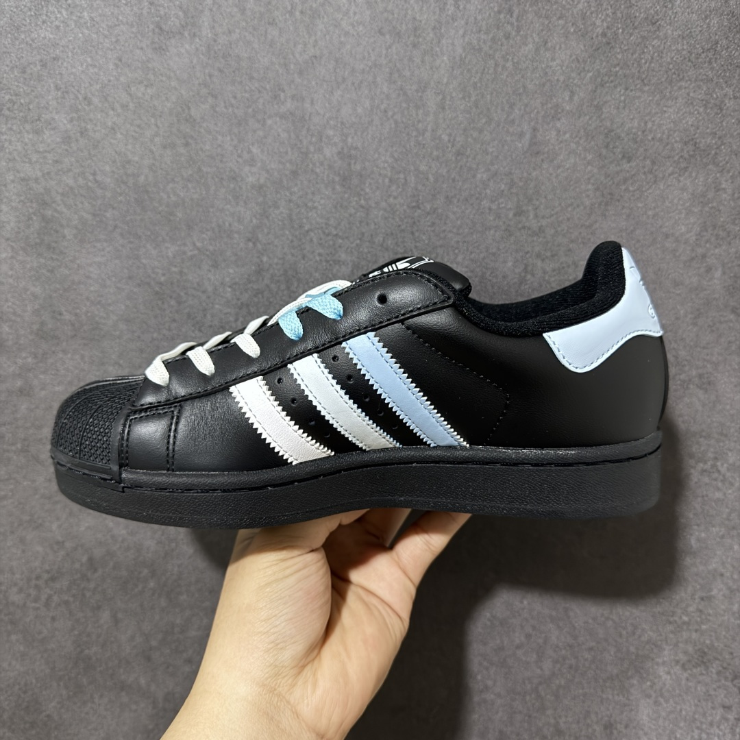 图片[2]-【H11顶级头层版】adidas originals Superstar 2 贝壳头 简约经典 舒适时尚 复古板鞋 男女同款 黑白 货号：JH9977 全新升级版 皮料改进至头层原厂皮 原盒 原底原料 开模打造 原厂织唛鞋标 高精密准度 原楦原纸板开发 匹配原版98%以上 后跟垫棉独家呈现 反口里弧度正确 原厂鞋垫 背胶 后跟电绣针数 与正品一致 原厂皮料 原厂车缝线 质感无敌 皮料切割干净 无任何毛边 清洁度细节完美 进口港宝加持 后跟自然饱满 还原公司包裹性 鞋面采用原装数据贴合技术 全方位贴合包裹脚型 鞋跟部鞋底牵引设计 提供强大的抓地性能 更适应不同实战场地路面 尺码：35.5 36 36.5 37.5 38 38.5 39 40 40.5 41 42 42.5 43 44 45-选品中心
