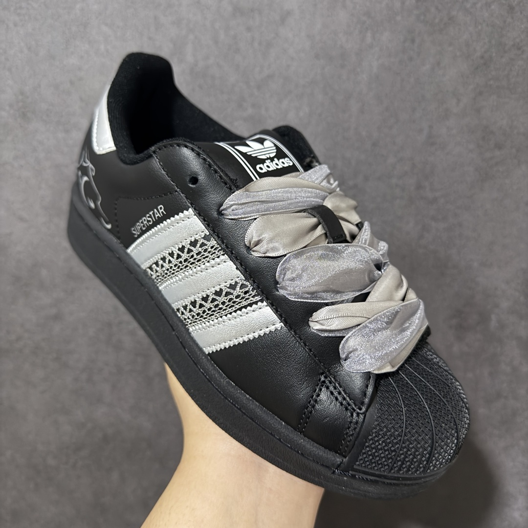 图片[3]-【H11顶级头层版】adidas originals Superstar 2 贝壳头 简约经典 舒适时尚 复古板鞋 男女同款 黑白 货号：JH9977 全新升级版 皮料改进至头层原厂皮 原盒 原底原料 开模打造 原厂织唛鞋标 高精密准度 原楦原纸板开发 匹配原版98%以上 后跟垫棉独家呈现 反口里弧度正确 原厂鞋垫 背胶 后跟电绣针数 与正品一致 原厂皮料 原厂车缝线 质感无敌 皮料切割干净 无任何毛边 清洁度细节完美 进口港宝加持 后跟自然饱满 还原公司包裹性 鞋面采用原装数据贴合技术 全方位贴合包裹脚型 鞋跟部鞋底牵引设计 提供强大的抓地性能 更适应不同实战场地路面 尺码：35.5 36 36.5 37.5 38 38.5 39 40 40.5 41 42 42.5 43 44 45-选品中心