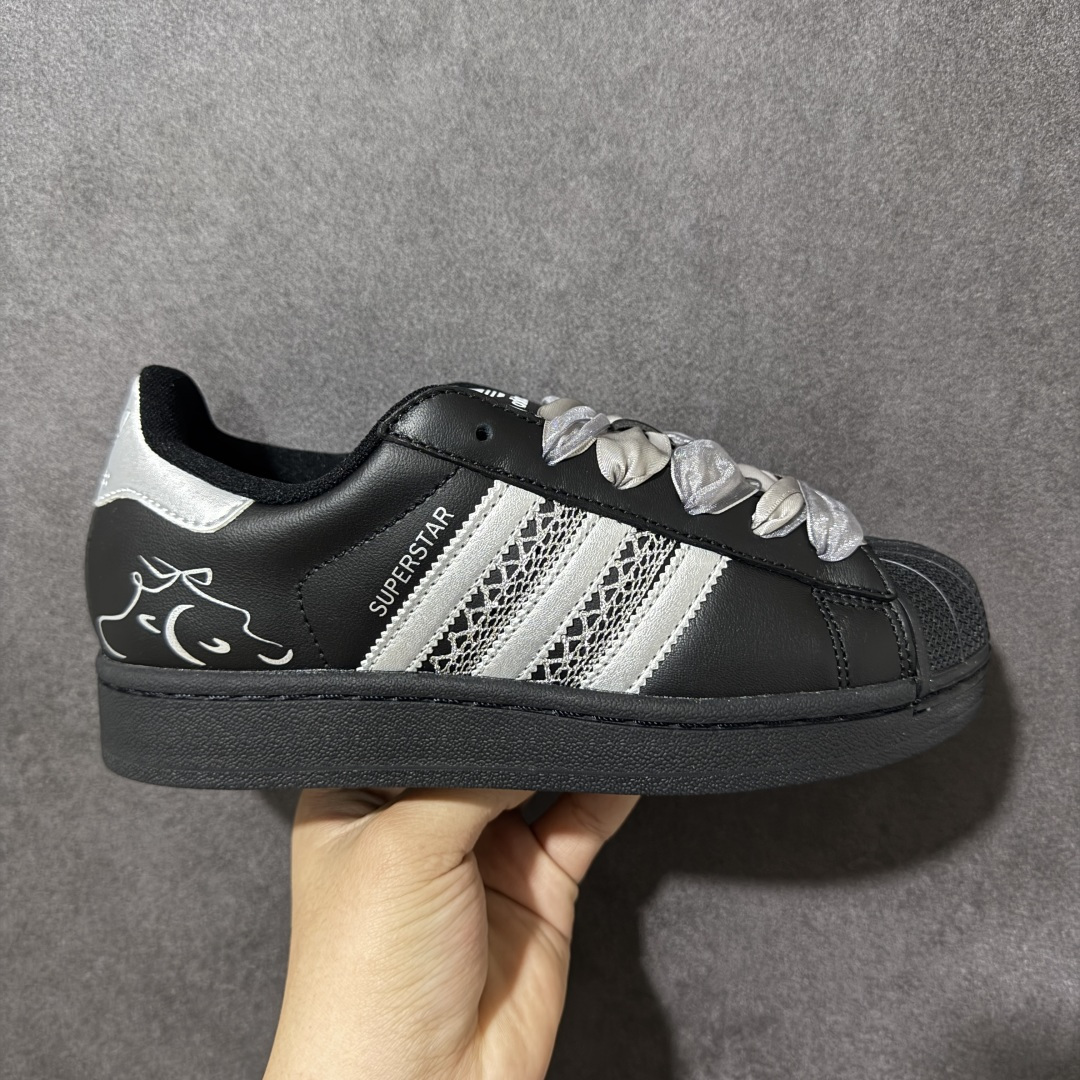 【H11顶级头层版】adidas originals Superstar 2 贝壳头 简约经典 舒适时尚 复古板鞋 男女同款 黑白 货号：JH9977 全新升级版 皮料改进至头层原厂皮 原盒 原底原料 开模打造 原厂织唛鞋标 高精密准度 原楦原纸板开发 匹配原版98%以上 后跟垫棉独家呈现 反口里弧度正确 原厂鞋垫 背胶 后跟电绣针数 与正品一致 原厂皮料 原厂车缝线 质感无敌 皮料切割干净 无任何毛边 清洁度细节完美 进口港宝加持 后跟自然饱满 还原公司包裹性 鞋面采用原装数据贴合技术 全方位贴合包裹脚型 鞋跟部鞋底牵引设计 提供强大的抓地性能 更适应不同实战场地路面 尺码：35.5 36 36.5 37.5 38 38.5 39 40 40.5 41 42 42.5 43 44 45-选品中心