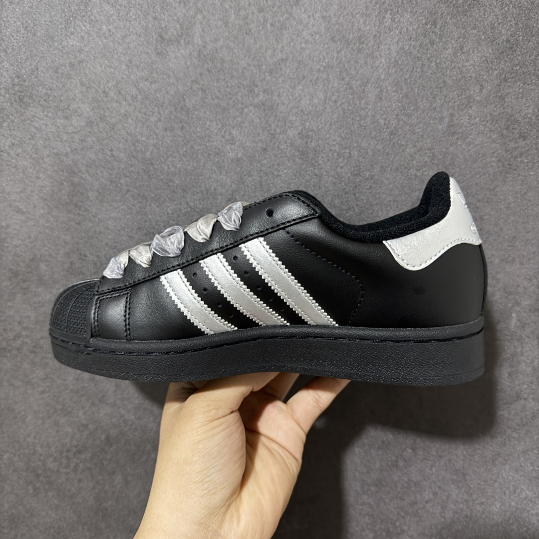 图片[2]-【H11顶级头层版】adidas originals Superstar 2 贝壳头 简约经典 舒适时尚 复古板鞋 男女同款 黑白 货号：JH9977 全新升级版 皮料改进至头层原厂皮 原盒 原底原料 开模打造 原厂织唛鞋标 高精密准度 原楦原纸板开发 匹配原版98%以上 后跟垫棉独家呈现 反口里弧度正确 原厂鞋垫 背胶 后跟电绣针数 与正品一致 原厂皮料 原厂车缝线 质感无敌 皮料切割干净 无任何毛边 清洁度细节完美 进口港宝加持 后跟自然饱满 还原公司包裹性 鞋面采用原装数据贴合技术 全方位贴合包裹脚型 鞋跟部鞋底牵引设计 提供强大的抓地性能 更适应不同实战场地路面 尺码：35.5 36 36.5 37.5 38 38.5 39 40 40.5 41 42 42.5 43 44 45-选品中心