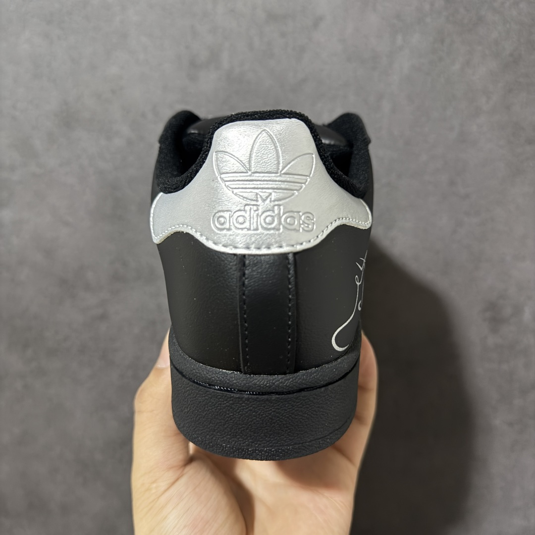 图片[4]-【H11顶级头层版】adidas originals Superstar 2 贝壳头 简约经典 舒适时尚 复古板鞋 男女同款 黑白 货号：JH9977 全新升级版 皮料改进至头层原厂皮 原盒 原底原料 开模打造 原厂织唛鞋标 高精密准度 原楦原纸板开发 匹配原版98%以上 后跟垫棉独家呈现 反口里弧度正确 原厂鞋垫 背胶 后跟电绣针数 与正品一致 原厂皮料 原厂车缝线 质感无敌 皮料切割干净 无任何毛边 清洁度细节完美 进口港宝加持 后跟自然饱满 还原公司包裹性 鞋面采用原装数据贴合技术 全方位贴合包裹脚型 鞋跟部鞋底牵引设计 提供强大的抓地性能 更适应不同实战场地路面 尺码：35.5 36 36.5 37.5 38 38.5 39 40 40.5 41 42 42.5 43 44 45-选品中心