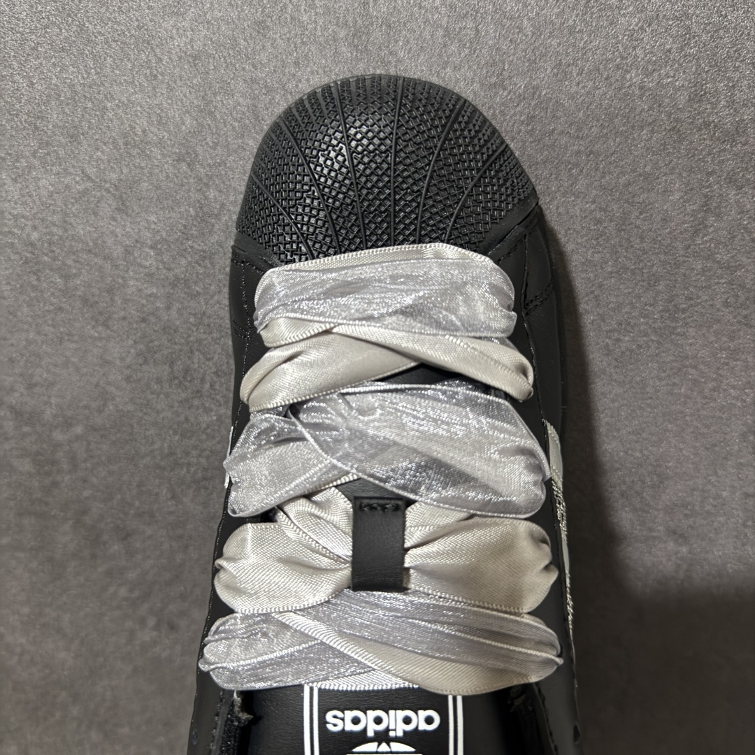 图片[5]-【H11顶级头层版】adidas originals Superstar 2 贝壳头 简约经典 舒适时尚 复古板鞋 男女同款 黑白 货号：JH9977 全新升级版 皮料改进至头层原厂皮 原盒 原底原料 开模打造 原厂织唛鞋标 高精密准度 原楦原纸板开发 匹配原版98%以上 后跟垫棉独家呈现 反口里弧度正确 原厂鞋垫 背胶 后跟电绣针数 与正品一致 原厂皮料 原厂车缝线 质感无敌 皮料切割干净 无任何毛边 清洁度细节完美 进口港宝加持 后跟自然饱满 还原公司包裹性 鞋面采用原装数据贴合技术 全方位贴合包裹脚型 鞋跟部鞋底牵引设计 提供强大的抓地性能 更适应不同实战场地路面 尺码：35.5 36 36.5 37.5 38 38.5 39 40 40.5 41 42 42.5 43 44 45-选品中心