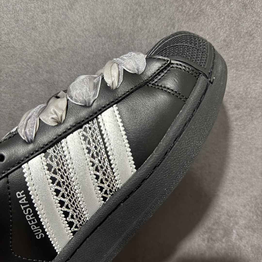 图片[8]-【H11顶级头层版】adidas originals Superstar 2 贝壳头 简约经典 舒适时尚 复古板鞋 男女同款 黑白 货号：JH9977 全新升级版 皮料改进至头层原厂皮 原盒 原底原料 开模打造 原厂织唛鞋标 高精密准度 原楦原纸板开发 匹配原版98%以上 后跟垫棉独家呈现 反口里弧度正确 原厂鞋垫 背胶 后跟电绣针数 与正品一致 原厂皮料 原厂车缝线 质感无敌 皮料切割干净 无任何毛边 清洁度细节完美 进口港宝加持 后跟自然饱满 还原公司包裹性 鞋面采用原装数据贴合技术 全方位贴合包裹脚型 鞋跟部鞋底牵引设计 提供强大的抓地性能 更适应不同实战场地路面 尺码：35.5 36 36.5 37.5 38 38.5 39 40 40.5 41 42 42.5 43 44 45-选品中心