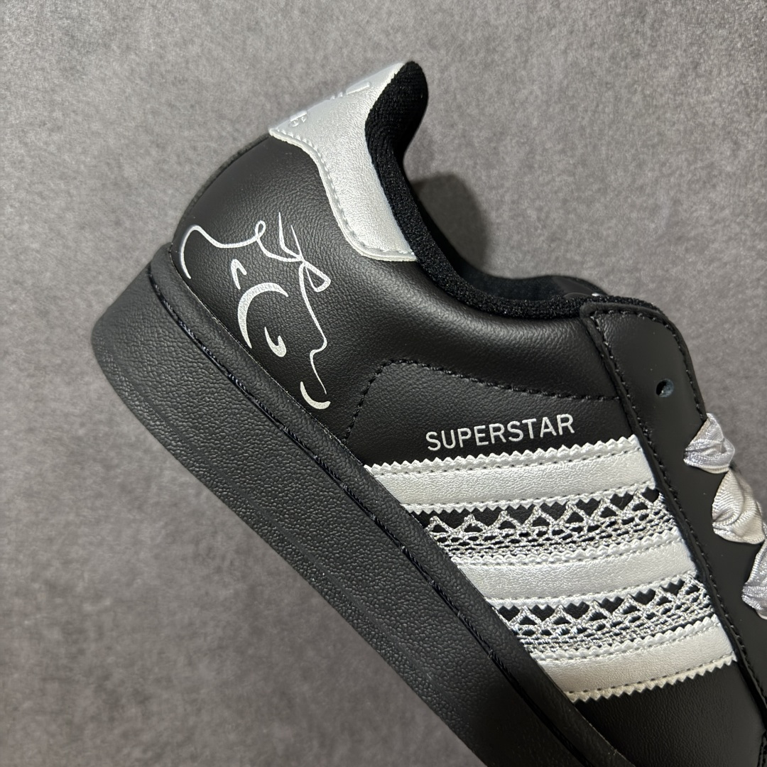 图片[7]-【H11顶级头层版】adidas originals Superstar 2 贝壳头 简约经典 舒适时尚 复古板鞋 男女同款 黑白 货号：JH9977 全新升级版 皮料改进至头层原厂皮 原盒 原底原料 开模打造 原厂织唛鞋标 高精密准度 原楦原纸板开发 匹配原版98%以上 后跟垫棉独家呈现 反口里弧度正确 原厂鞋垫 背胶 后跟电绣针数 与正品一致 原厂皮料 原厂车缝线 质感无敌 皮料切割干净 无任何毛边 清洁度细节完美 进口港宝加持 后跟自然饱满 还原公司包裹性 鞋面采用原装数据贴合技术 全方位贴合包裹脚型 鞋跟部鞋底牵引设计 提供强大的抓地性能 更适应不同实战场地路面 尺码：35.5 36 36.5 37.5 38 38.5 39 40 40.5 41 42 42.5 43 44 45-选品中心