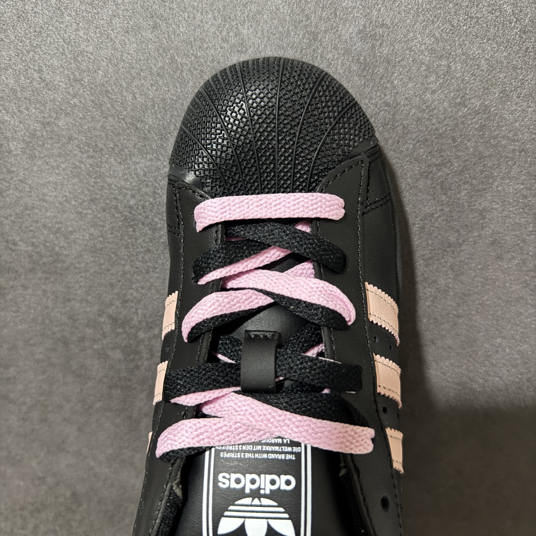 图片[5]-【H11顶级头层版】adidas originals Superstar 2 贝壳头 简约经典 舒适时尚 复古板鞋 男女同款 黑白 货号：JH9977 全新升级版 皮料改进至头层原厂皮 原盒 原底原料 开模打造 原厂织唛鞋标 高精密准度 原楦原纸板开发 匹配原版98%以上 后跟垫棉独家呈现 反口里弧度正确 原厂鞋垫 背胶 后跟电绣针数 与正品一致 原厂皮料 原厂车缝线 质感无敌 皮料切割干净 无任何毛边 清洁度细节完美 进口港宝加持 后跟自然饱满 还原公司包裹性 鞋面采用原装数据贴合技术 全方位贴合包裹脚型 鞋跟部鞋底牵引设计 提供强大的抓地性能 更适应不同实战场地路面 尺码：35.5 36 36.5 37.5 38 38.5 39 40 40.5 41 42 42.5 43 44 45-选品中心