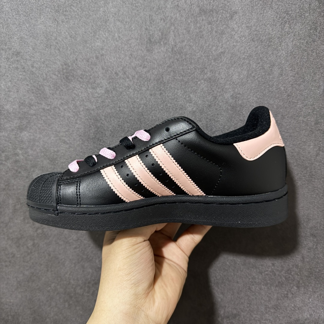 图片[2]-【H11顶级头层版】adidas originals Superstar 2 贝壳头 简约经典 舒适时尚 复古板鞋 男女同款 黑白 货号：JH9977 全新升级版 皮料改进至头层原厂皮 原盒 原底原料 开模打造 原厂织唛鞋标 高精密准度 原楦原纸板开发 匹配原版98%以上 后跟垫棉独家呈现 反口里弧度正确 原厂鞋垫 背胶 后跟电绣针数 与正品一致 原厂皮料 原厂车缝线 质感无敌 皮料切割干净 无任何毛边 清洁度细节完美 进口港宝加持 后跟自然饱满 还原公司包裹性 鞋面采用原装数据贴合技术 全方位贴合包裹脚型 鞋跟部鞋底牵引设计 提供强大的抓地性能 更适应不同实战场地路面 尺码：35.5 36 36.5 37.5 38 38.5 39 40 40.5 41 42 42.5 43 44 45-选品中心