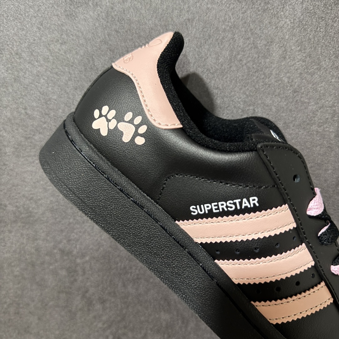 图片[7]-【H11顶级头层版】adidas originals Superstar 2 贝壳头 简约经典 舒适时尚 复古板鞋 男女同款 黑白 货号：JH9977 全新升级版 皮料改进至头层原厂皮 原盒 原底原料 开模打造 原厂织唛鞋标 高精密准度 原楦原纸板开发 匹配原版98%以上 后跟垫棉独家呈现 反口里弧度正确 原厂鞋垫 背胶 后跟电绣针数 与正品一致 原厂皮料 原厂车缝线 质感无敌 皮料切割干净 无任何毛边 清洁度细节完美 进口港宝加持 后跟自然饱满 还原公司包裹性 鞋面采用原装数据贴合技术 全方位贴合包裹脚型 鞋跟部鞋底牵引设计 提供强大的抓地性能 更适应不同实战场地路面 尺码：35.5 36 36.5 37.5 38 38.5 39 40 40.5 41 42 42.5 43 44 45-选品中心