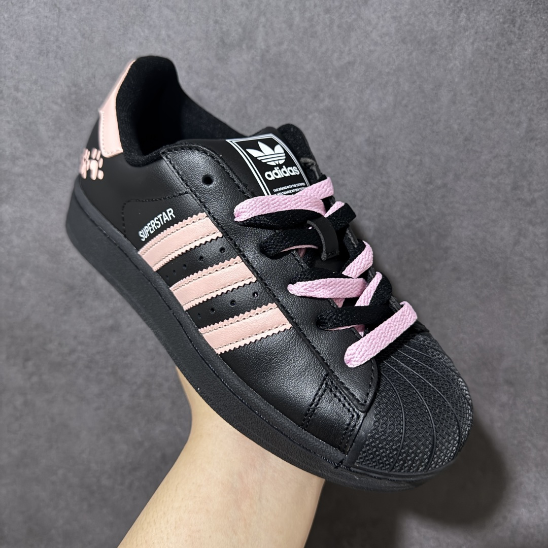 图片[3]-【H11顶级头层版】adidas originals Superstar 2 贝壳头 简约经典 舒适时尚 复古板鞋 男女同款 黑白 货号：JH9977 全新升级版 皮料改进至头层原厂皮 原盒 原底原料 开模打造 原厂织唛鞋标 高精密准度 原楦原纸板开发 匹配原版98%以上 后跟垫棉独家呈现 反口里弧度正确 原厂鞋垫 背胶 后跟电绣针数 与正品一致 原厂皮料 原厂车缝线 质感无敌 皮料切割干净 无任何毛边 清洁度细节完美 进口港宝加持 后跟自然饱满 还原公司包裹性 鞋面采用原装数据贴合技术 全方位贴合包裹脚型 鞋跟部鞋底牵引设计 提供强大的抓地性能 更适应不同实战场地路面 尺码：35.5 36 36.5 37.5 38 38.5 39 40 40.5 41 42 42.5 43 44 45-选品中心