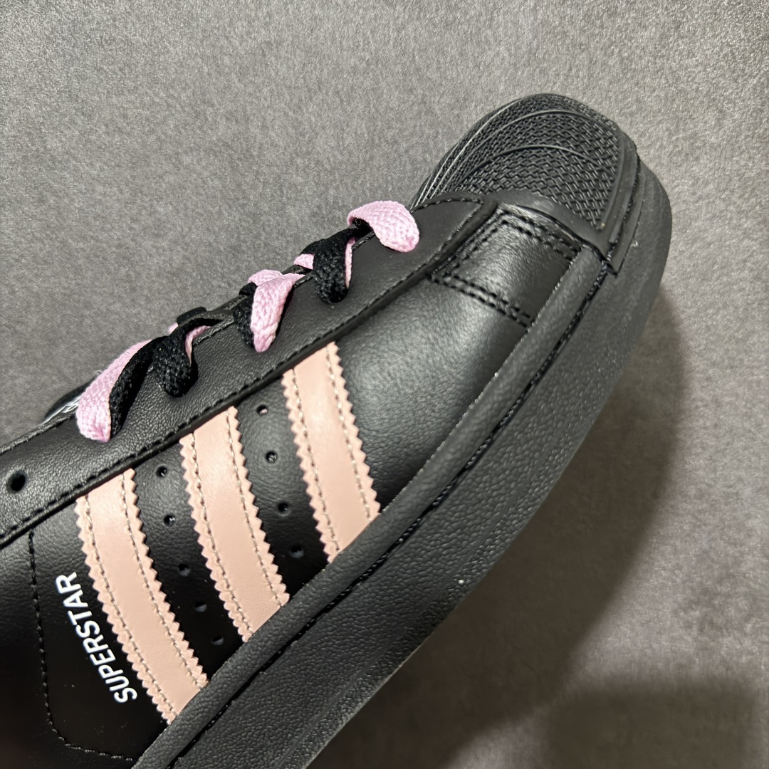图片[8]-【H11顶级头层版】adidas originals Superstar 2 贝壳头 简约经典 舒适时尚 复古板鞋 男女同款 黑白 货号：JH9977 全新升级版 皮料改进至头层原厂皮 原盒 原底原料 开模打造 原厂织唛鞋标 高精密准度 原楦原纸板开发 匹配原版98%以上 后跟垫棉独家呈现 反口里弧度正确 原厂鞋垫 背胶 后跟电绣针数 与正品一致 原厂皮料 原厂车缝线 质感无敌 皮料切割干净 无任何毛边 清洁度细节完美 进口港宝加持 后跟自然饱满 还原公司包裹性 鞋面采用原装数据贴合技术 全方位贴合包裹脚型 鞋跟部鞋底牵引设计 提供强大的抓地性能 更适应不同实战场地路面 尺码：35.5 36 36.5 37.5 38 38.5 39 40 40.5 41 42 42.5 43 44 45-选品中心