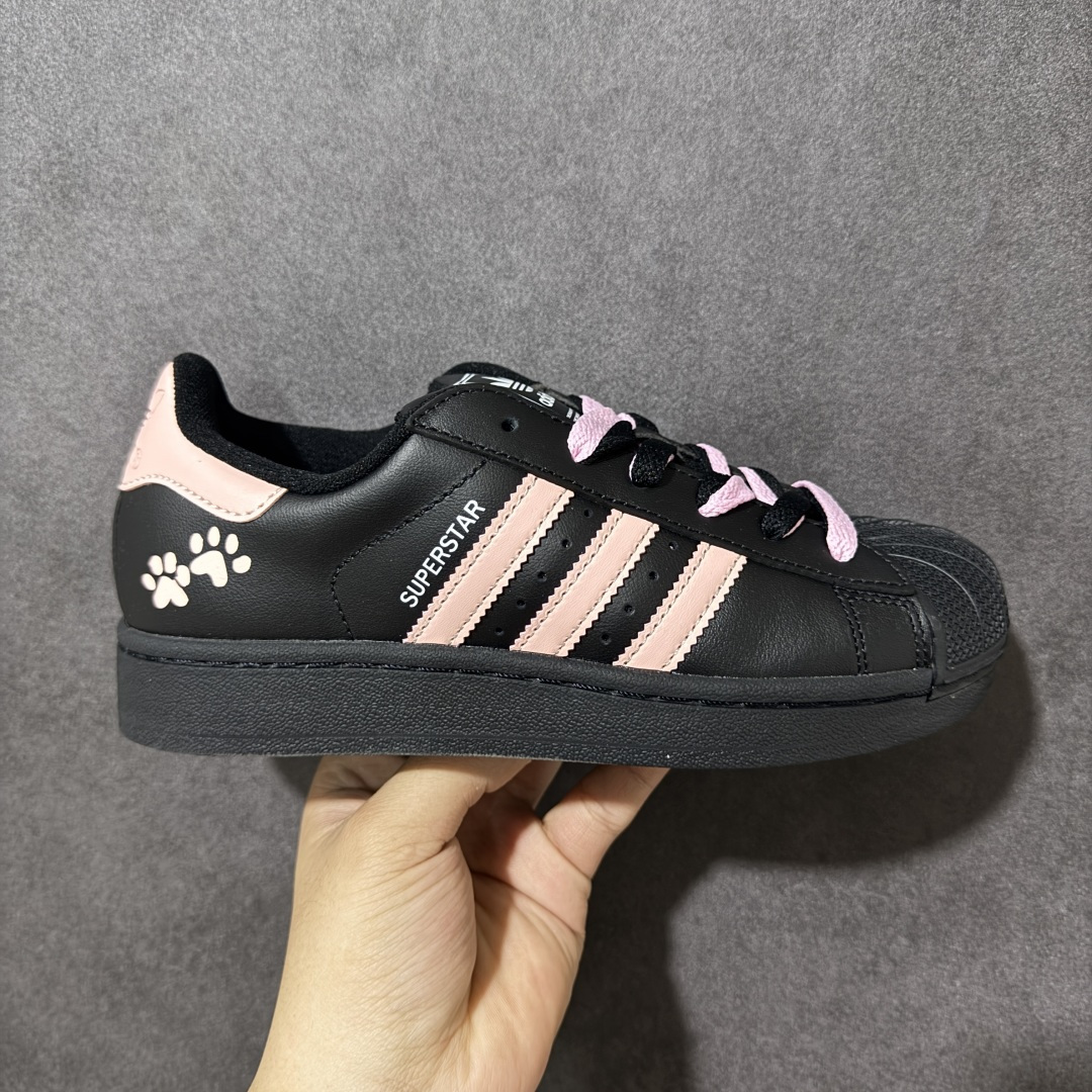 【H11顶级头层版】adidas originals Superstar 2 贝壳头 简约经典 舒适时尚 复古板鞋 男女同款 黑白 货号：JH9977 全新升级版 皮料改进至头层原厂皮 原盒 原底原料 开模打造 原厂织唛鞋标 高精密准度 原楦原纸板开发 匹配原版98%以上 后跟垫棉独家呈现 反口里弧度正确 原厂鞋垫 背胶 后跟电绣针数 与正品一致 原厂皮料 原厂车缝线 质感无敌 皮料切割干净 无任何毛边 清洁度细节完美 进口港宝加持 后跟自然饱满 还原公司包裹性 鞋面采用原装数据贴合技术 全方位贴合包裹脚型 鞋跟部鞋底牵引设计 提供强大的抓地性能 更适应不同实战场地路面 尺码：35.5 36 36.5 37.5 38 38.5 39 40 40.5 41 42 42.5 43 44 45-选品中心