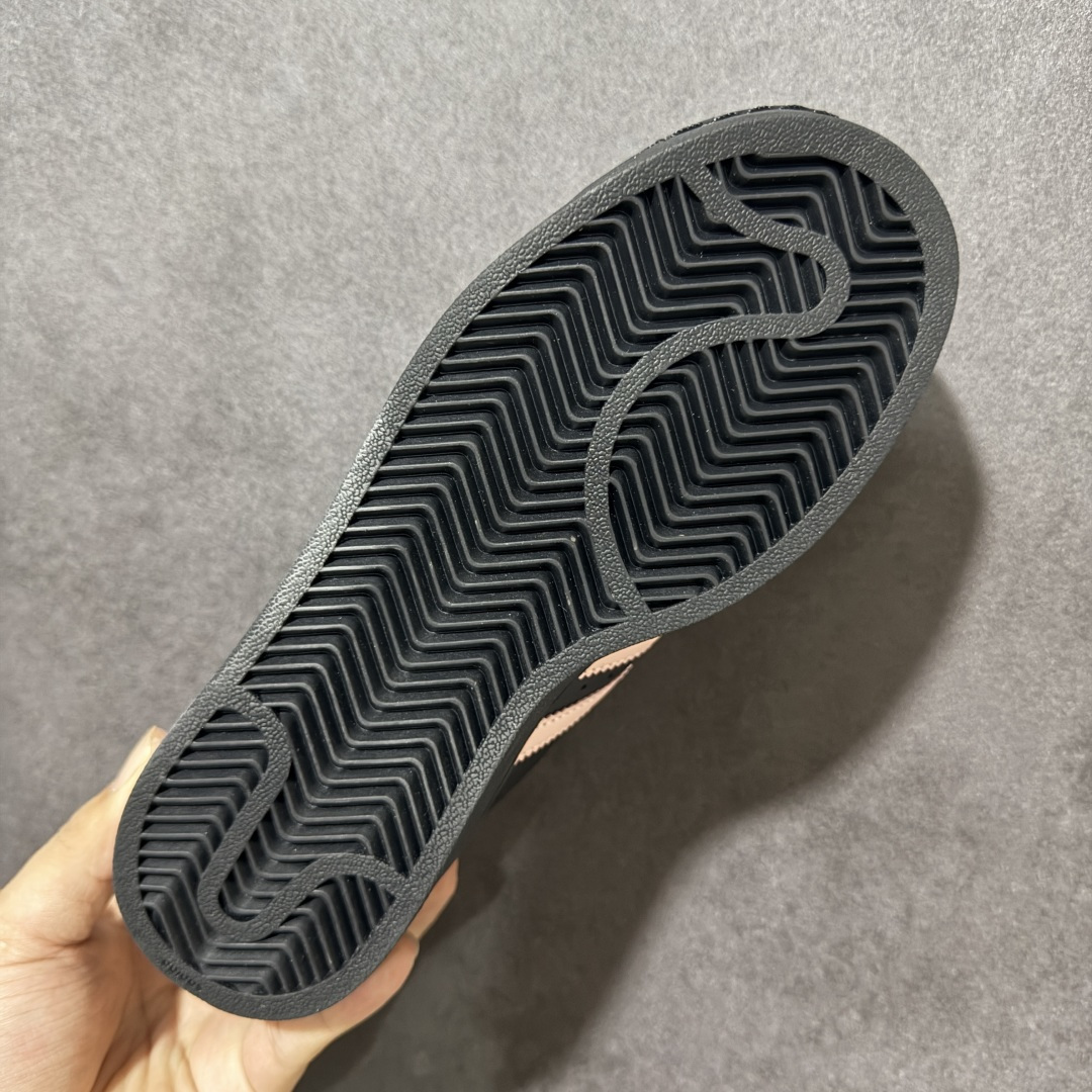 图片[9]-【H11顶级头层版】adidas originals Superstar 2 贝壳头 简约经典 舒适时尚 复古板鞋 男女同款 黑白 货号：JH9977 全新升级版 皮料改进至头层原厂皮 原盒 原底原料 开模打造 原厂织唛鞋标 高精密准度 原楦原纸板开发 匹配原版98%以上 后跟垫棉独家呈现 反口里弧度正确 原厂鞋垫 背胶 后跟电绣针数 与正品一致 原厂皮料 原厂车缝线 质感无敌 皮料切割干净 无任何毛边 清洁度细节完美 进口港宝加持 后跟自然饱满 还原公司包裹性 鞋面采用原装数据贴合技术 全方位贴合包裹脚型 鞋跟部鞋底牵引设计 提供强大的抓地性能 更适应不同实战场地路面 尺码：35.5 36 36.5 37.5 38 38.5 39 40 40.5 41 42 42.5 43 44 45-选品中心