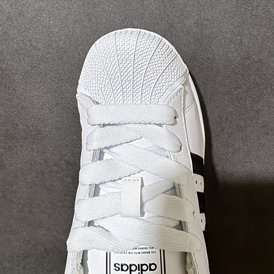 图片[5]-【H11顶级头层版】adidas originals Superstar 2 贝壳头 简约经典 舒适时尚 复古板鞋 男女同款 黑白 货号：IH8659 全新升级版 皮料改进至头层原厂皮 原盒 原底原料 开模打造 原厂织唛鞋标 高精密准度 原楦原纸板开发 匹配原版98%以上 后跟垫棉独家呈现 反口里弧度正确 原厂鞋垫 背胶 后跟电绣针数 与正品一致 原厂皮料 原厂车缝线 质感无敌 皮料切割干净 无任何毛边 清洁度细节完美 进口港宝加持 后跟自然饱满 还原公司包裹性 鞋面采用原装数据贴合技术 全方位贴合包裹脚型 鞋跟部鞋底牵引设计 提供强大的抓地性能 更适应不同实战场地路面 尺码：35.5 36 36.5 37.5 38 38.5 39 40 40.5 41 42 42.5 43 44 45-选品中心