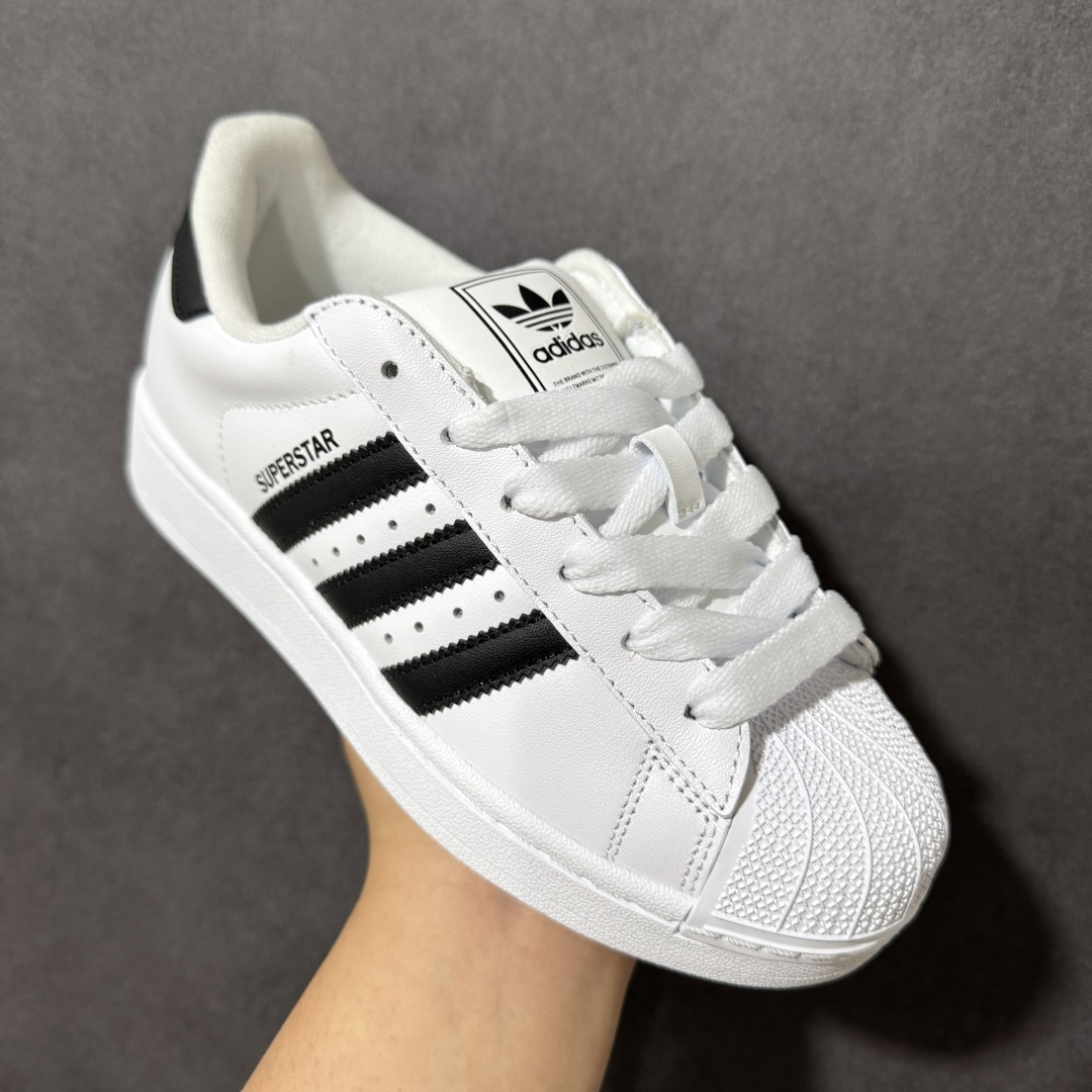 图片[3]-【H11顶级头层版】adidas originals Superstar 2 贝壳头 简约经典 舒适时尚 复古板鞋 男女同款 黑白 货号：IH8659 全新升级版 皮料改进至头层原厂皮 原盒 原底原料 开模打造 原厂织唛鞋标 高精密准度 原楦原纸板开发 匹配原版98%以上 后跟垫棉独家呈现 反口里弧度正确 原厂鞋垫 背胶 后跟电绣针数 与正品一致 原厂皮料 原厂车缝线 质感无敌 皮料切割干净 无任何毛边 清洁度细节完美 进口港宝加持 后跟自然饱满 还原公司包裹性 鞋面采用原装数据贴合技术 全方位贴合包裹脚型 鞋跟部鞋底牵引设计 提供强大的抓地性能 更适应不同实战场地路面 尺码：35.5 36 36.5 37.5 38 38.5 39 40 40.5 41 42 42.5 43 44 45-选品中心